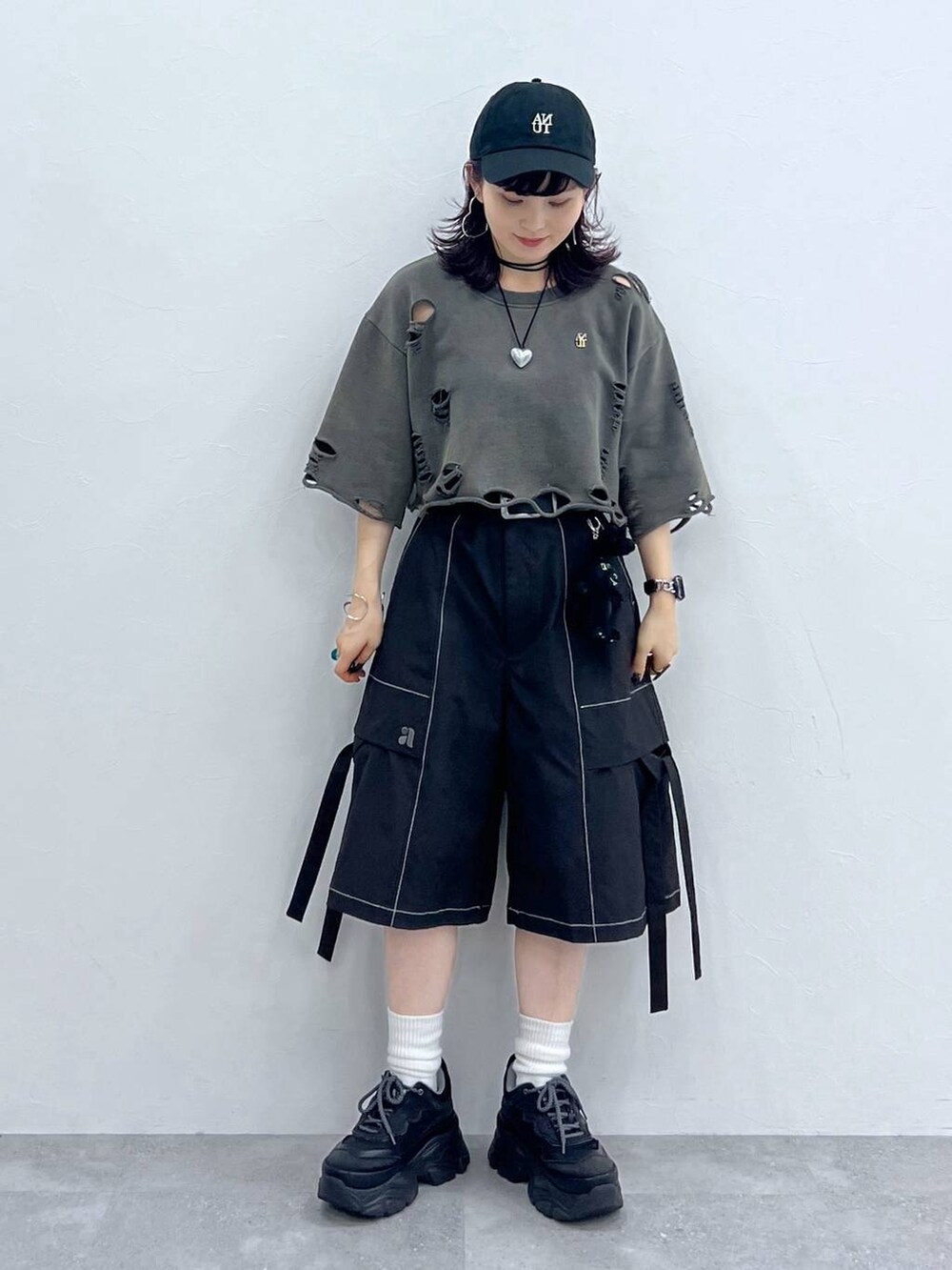ブラック系のスニーカー、ブラック系のカーゴパンツ、グレー系のTシャツ/カットソーを着用したレディースの夏コーディネートの8枚目の写真