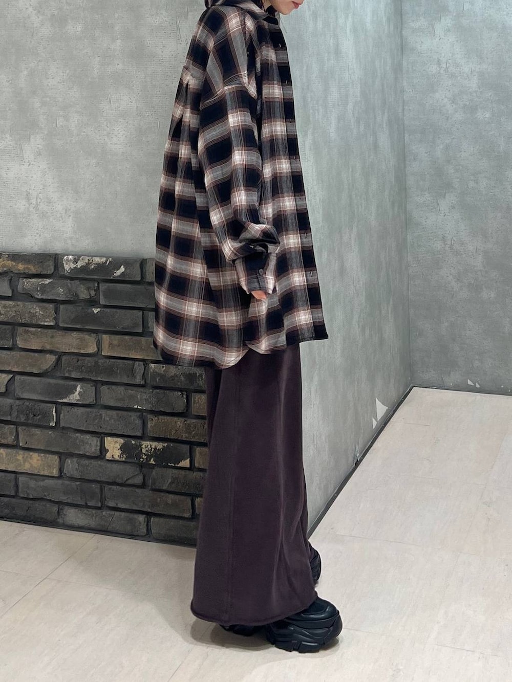 ブラック系のブーツ、ブラウン系のスウェットパンツ、ブラウン系のシャツ/ブラウスを着用したレディースの秋コーディネートの5枚目の写真