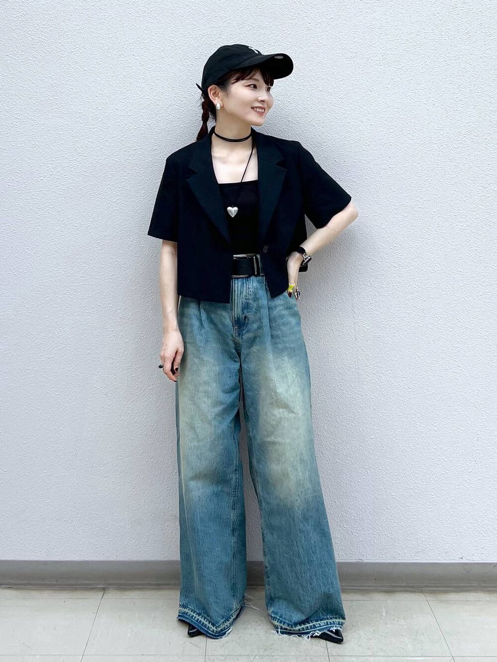 ブルー系のデニムパンツ、ブラック系のパンプス、ブラック系のチョーカーを着用したレディースの夏コーディネートの5枚目の写真