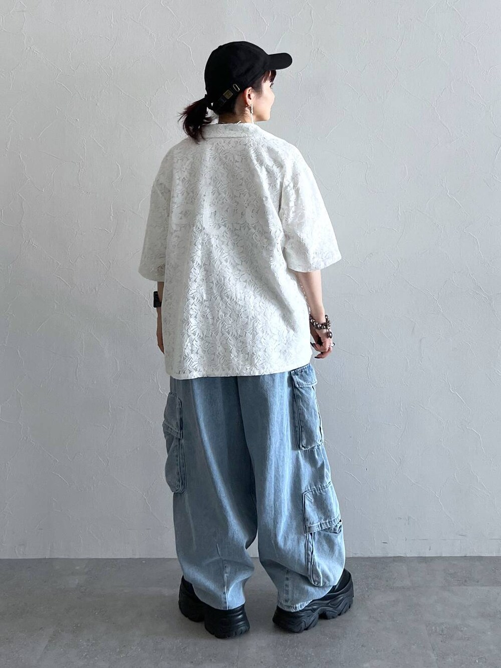 ホワイト系のシャツ/ブラウス、ブラック系のスニーカー、ホワイト系のTシャツ/カットソーを着用したレディースの夏コーディネートの3枚目の写真