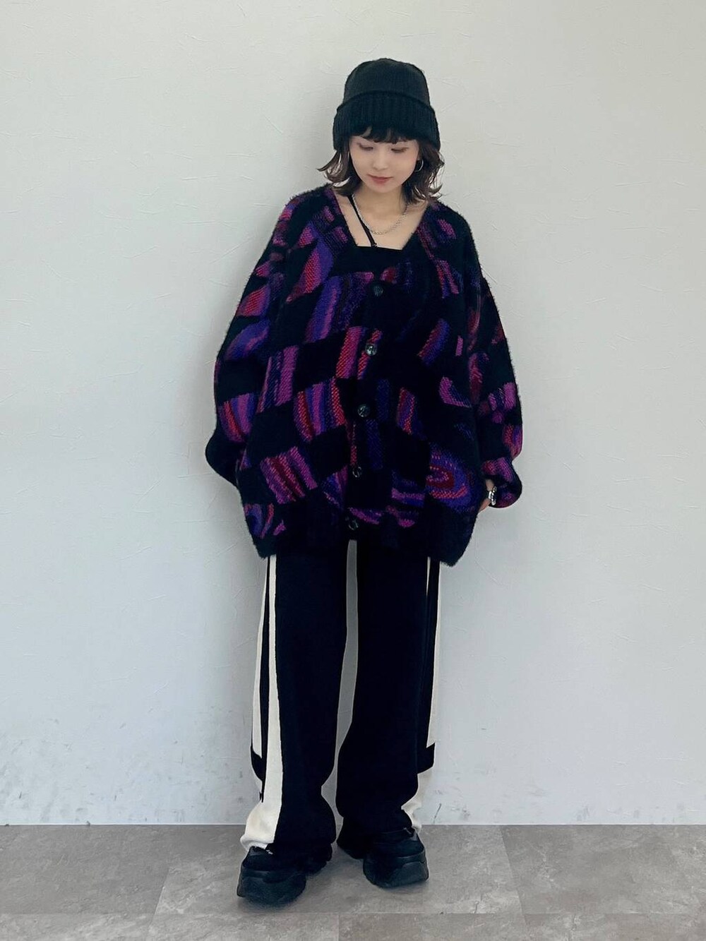 ブラック系のキャミソール、ブラック系のスウェットパンツ、ブラック系のスニーカーを着用したレディースの秋コーディネートの10枚目の写真