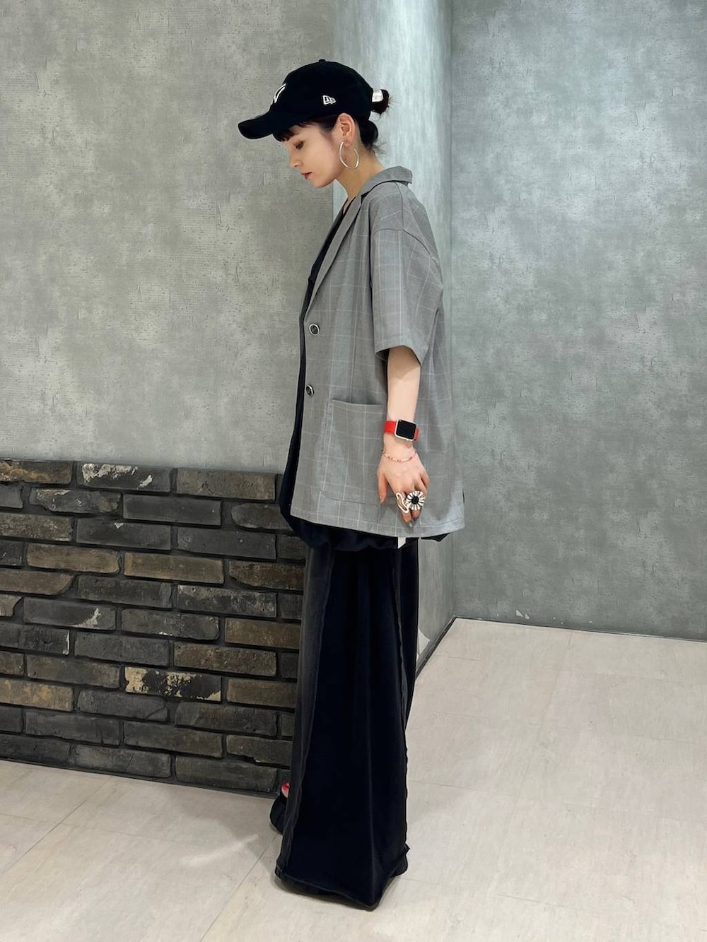 ブラック系のデニムパンツ、ベージュ系のテーラードジャケット、ブラック系のワンピースを着用したレディースの夏コーディネートの3枚目の写真