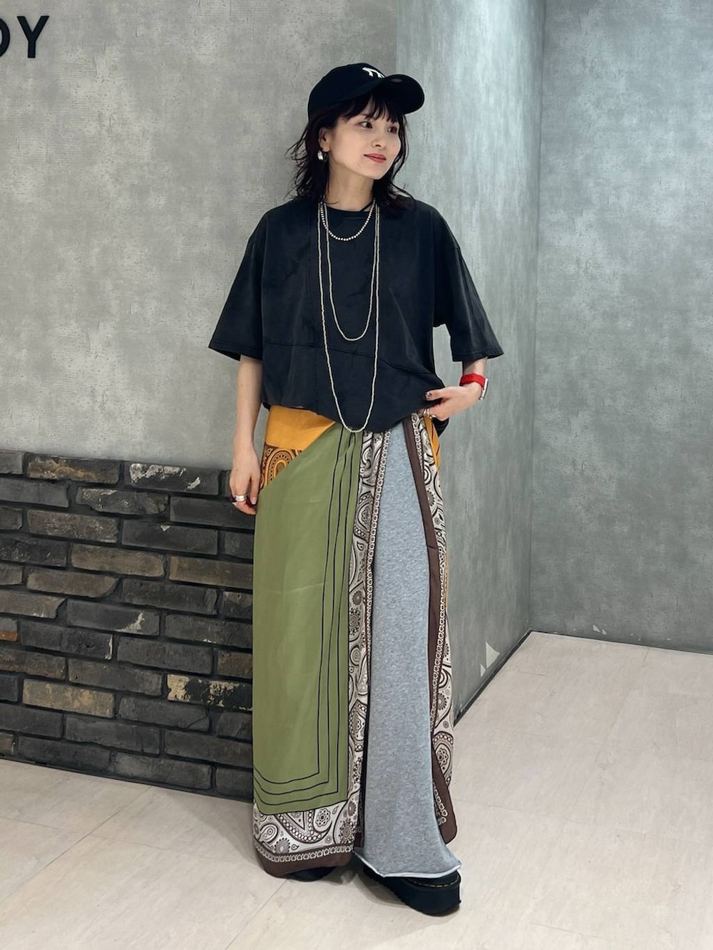 ブラック系のTシャツ/カットソー、グレー系のスウェットパンツ、ブラック系のキャップを着用したレディースの夏コーディネートの3枚目の写真