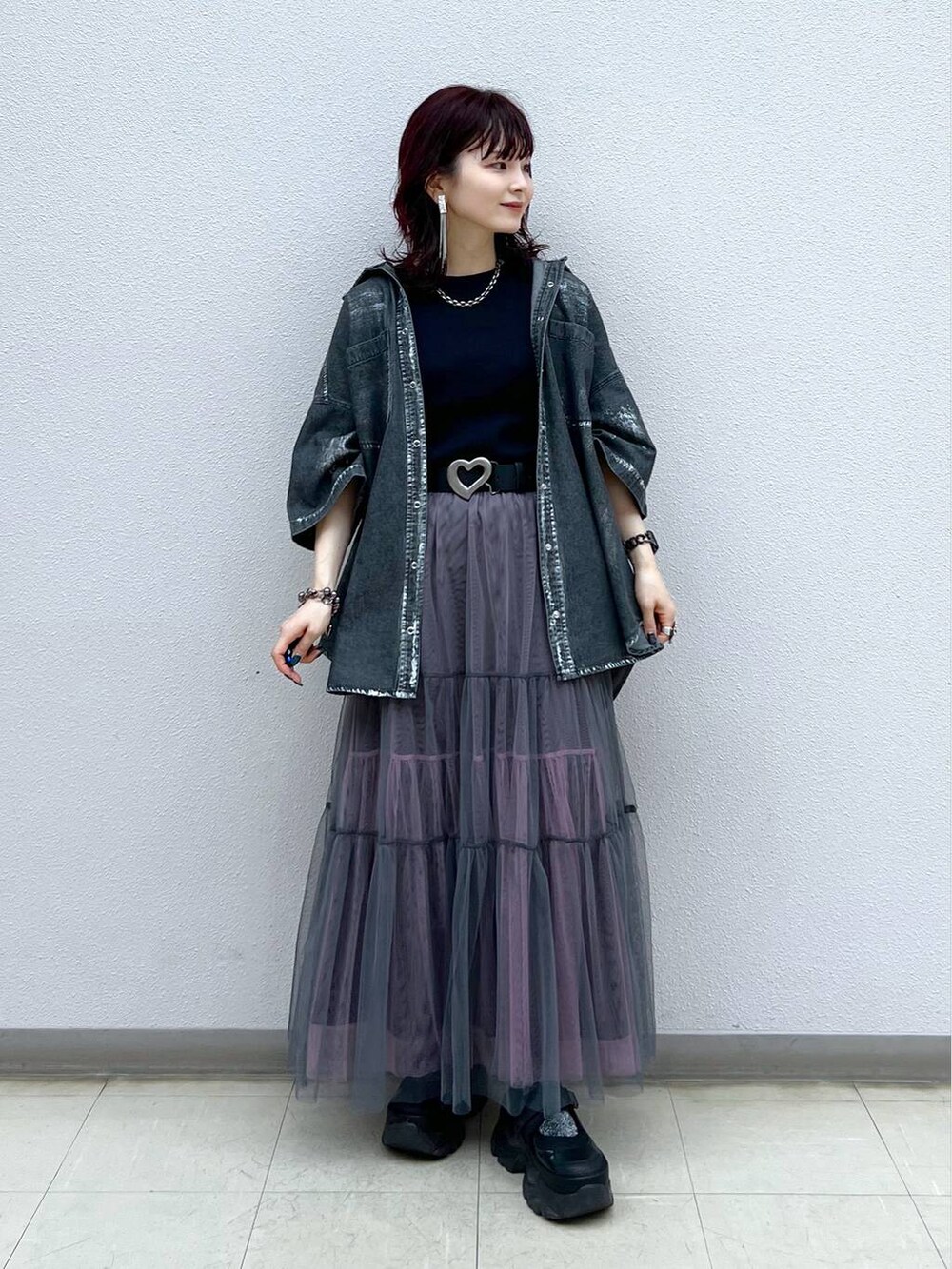 ブラック系のスニーカー、グレー系のスカート、ブラック系のシャツ/ブラウスを着用したレディースの夏コーディネートの8枚目の写真