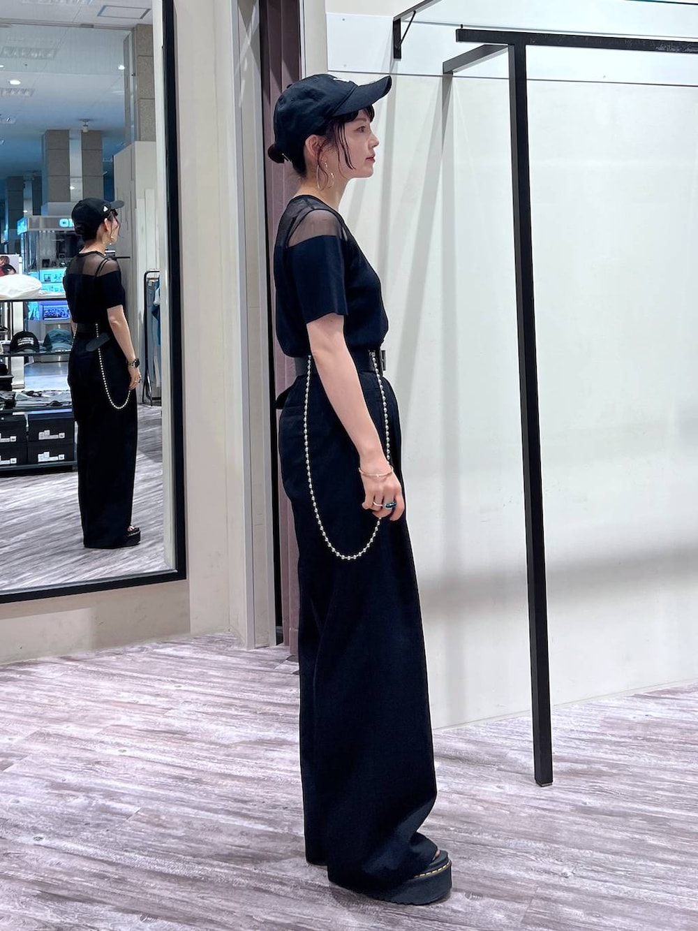 ブラック系のキャミソール、ブラック系のTシャツ/カットソー、ブラック系のスラックスを着用したレディースの夏コーディネートの3枚目の写真