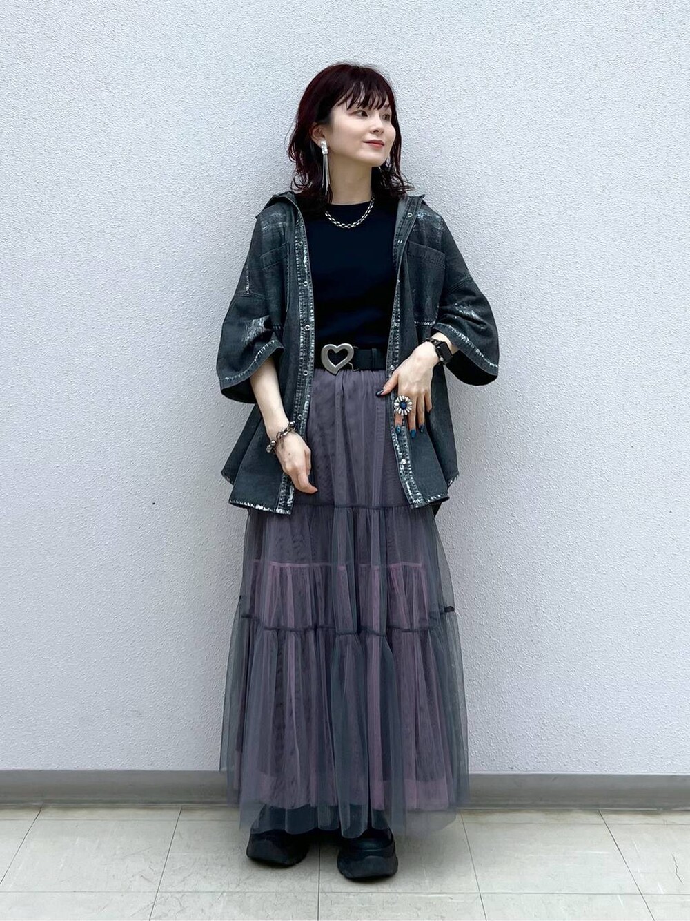 ブラック系のスニーカー、グレー系のスカート、ブラック系のシャツ/ブラウスを着用したレディースの夏コーディネートの9枚目の写真