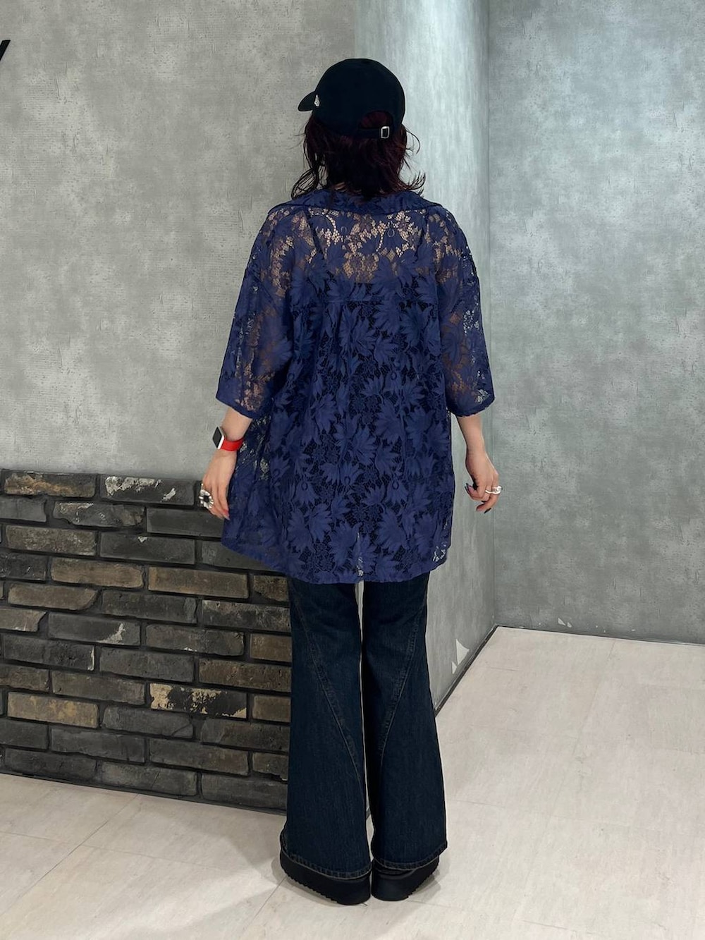 ブラック系のキャミソール、ブルー系のシャツ/ブラウス、ブルー系のデニムパンツを着用したレディースの夏コーディネートの4枚目の写真