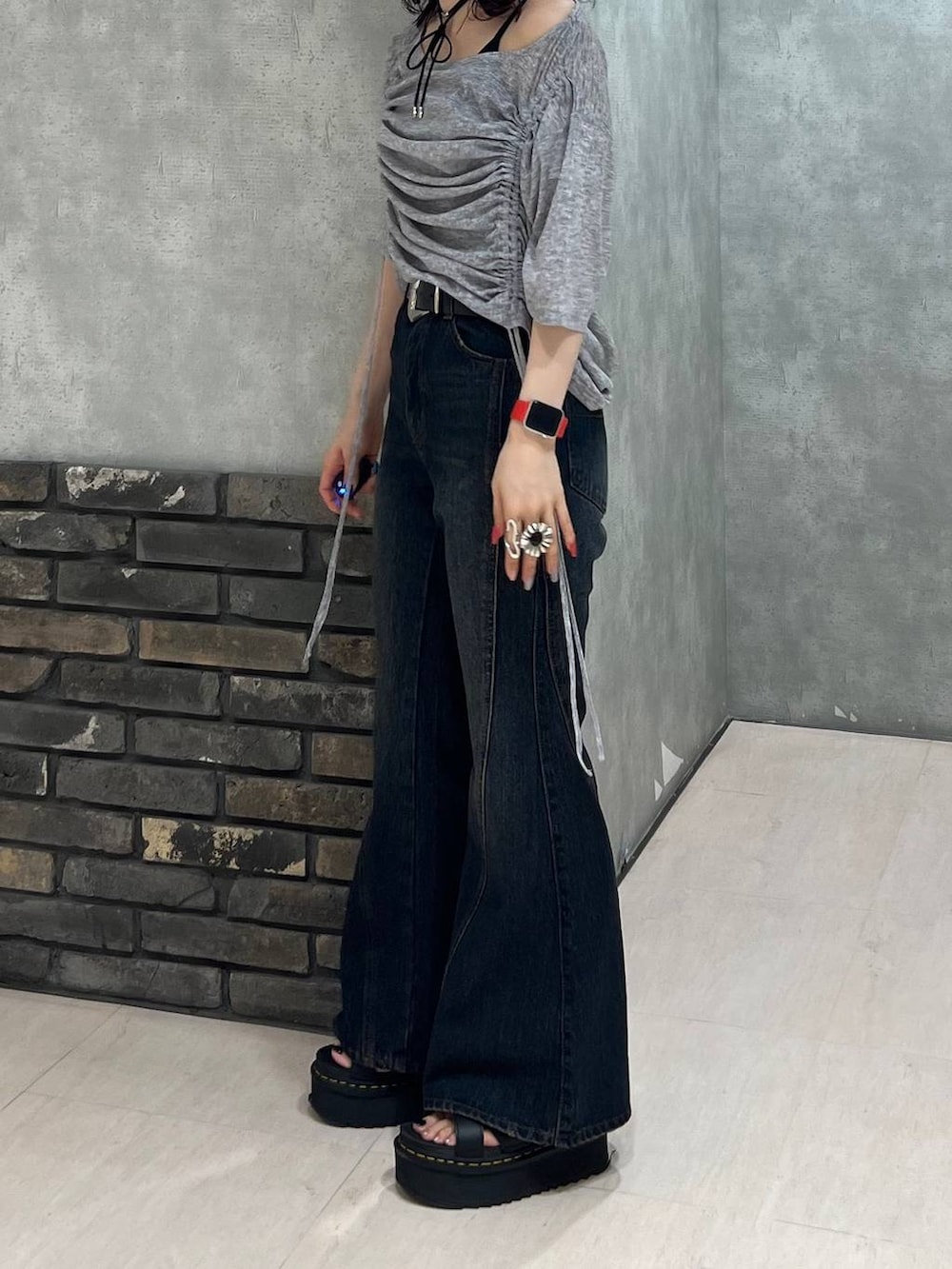 ブルー系のデニムパンツ、グレー系のTシャツ/カットソー、ブラック系のキャップを着用したレディースの夏コーディネートの4枚目の写真