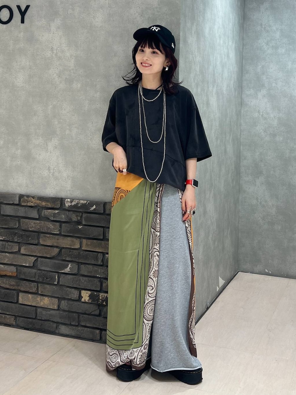 ブラック系のTシャツ/カットソー、グレー系のスウェットパンツ、ブラック系のキャップを着用したレディースの夏コーディネートの2枚目の写真