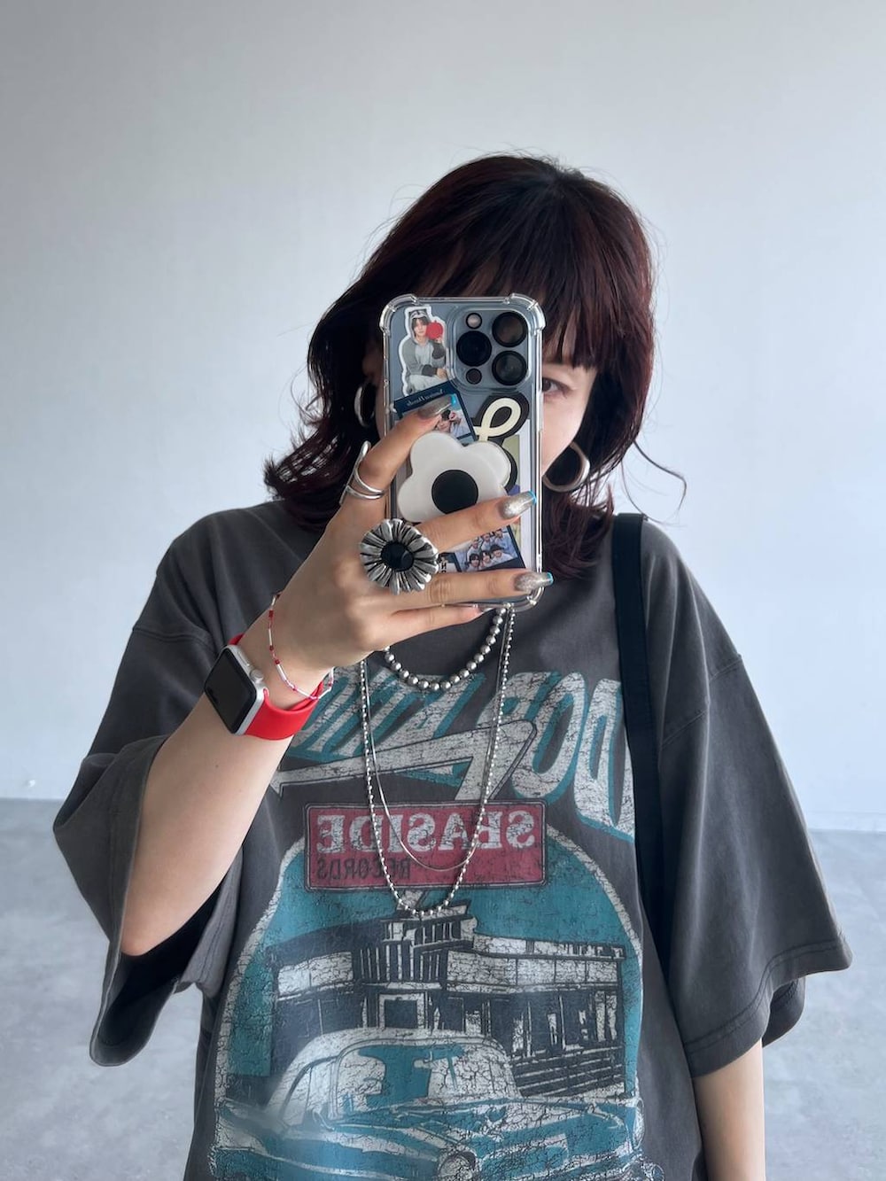 ブラック系のスニーカー、ブルー系のデニムパンツ、グレー系のTシャツ/カットソーを着用したレディースの夏コーディネートの8枚目の写真