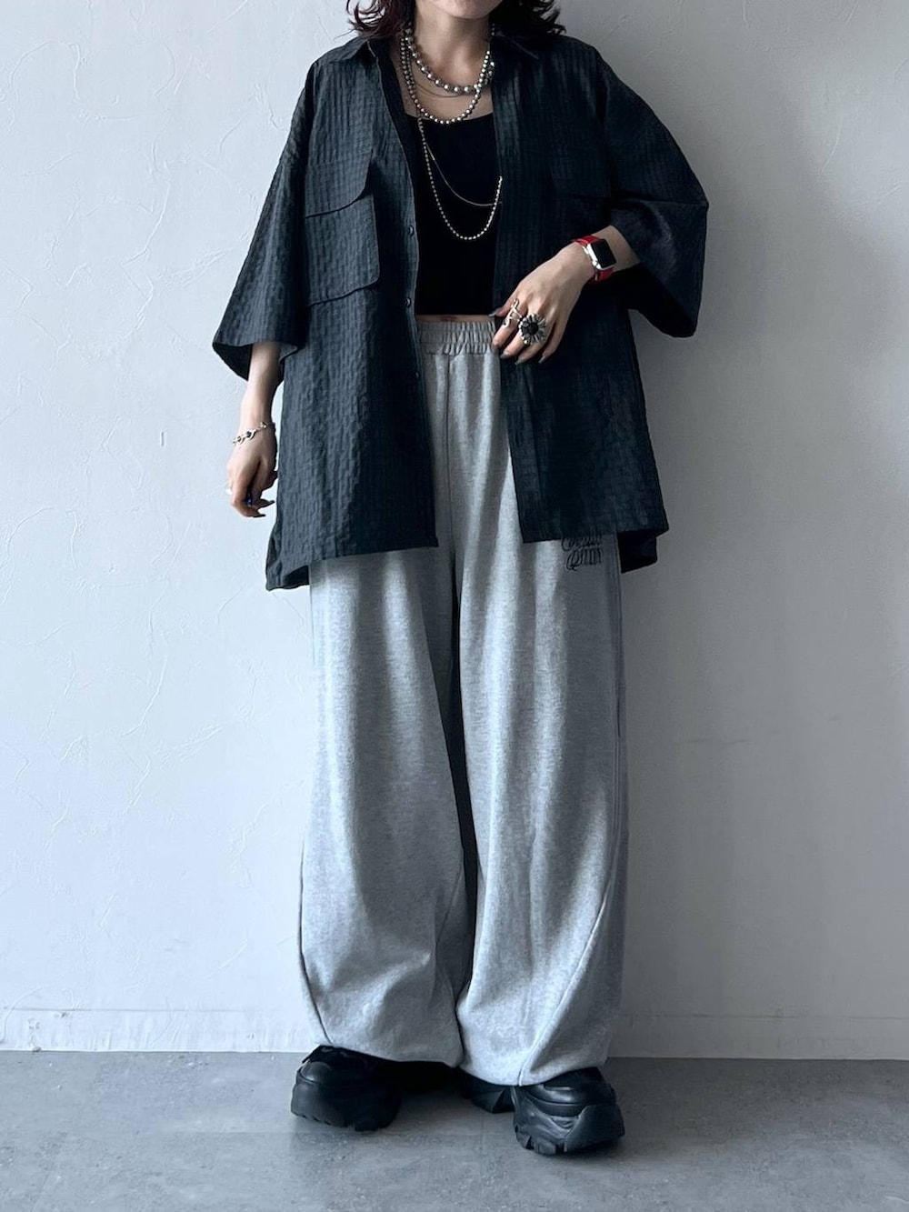 ブラック系のスニーカー、グレー系のスウェットパンツ、ブラック系のシャツ/ブラウスを着用したレディースの秋コーディネートの5枚目の写真