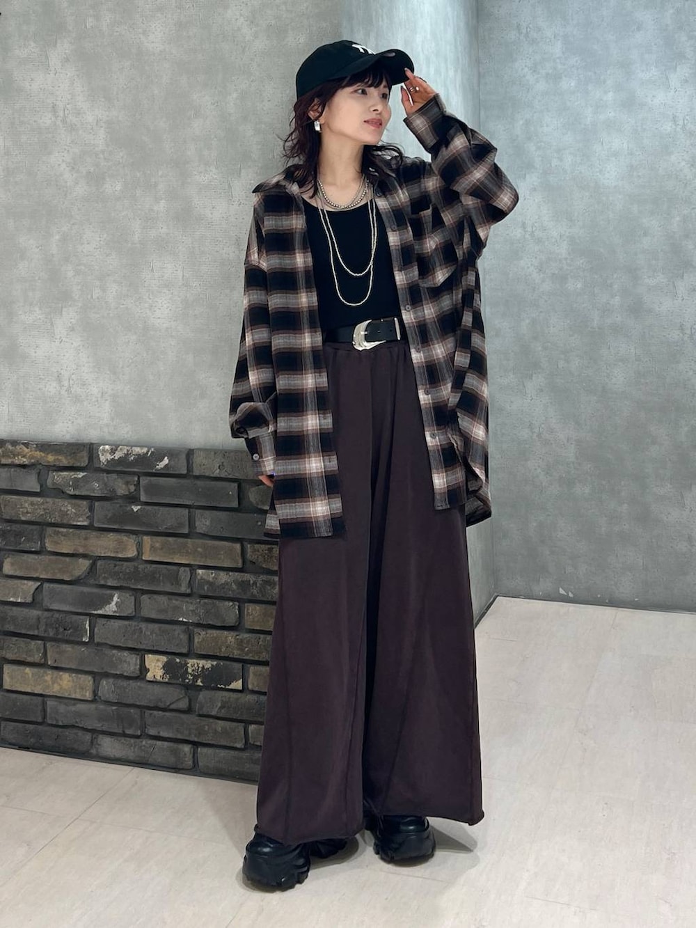 ブラック系のブーツ、ブラウン系のスウェットパンツ、ブラウン系のシャツ/ブラウスを着用したレディースの秋コーディネートの7枚目の写真