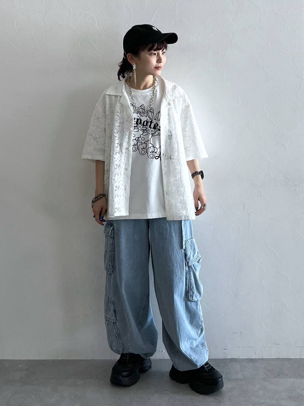 ホワイト系のシャツ/ブラウス、ブラック系のスニーカー、ホワイト系のTシャツ/カットソーを着用したレディースの夏コーディネートの8枚目の写真