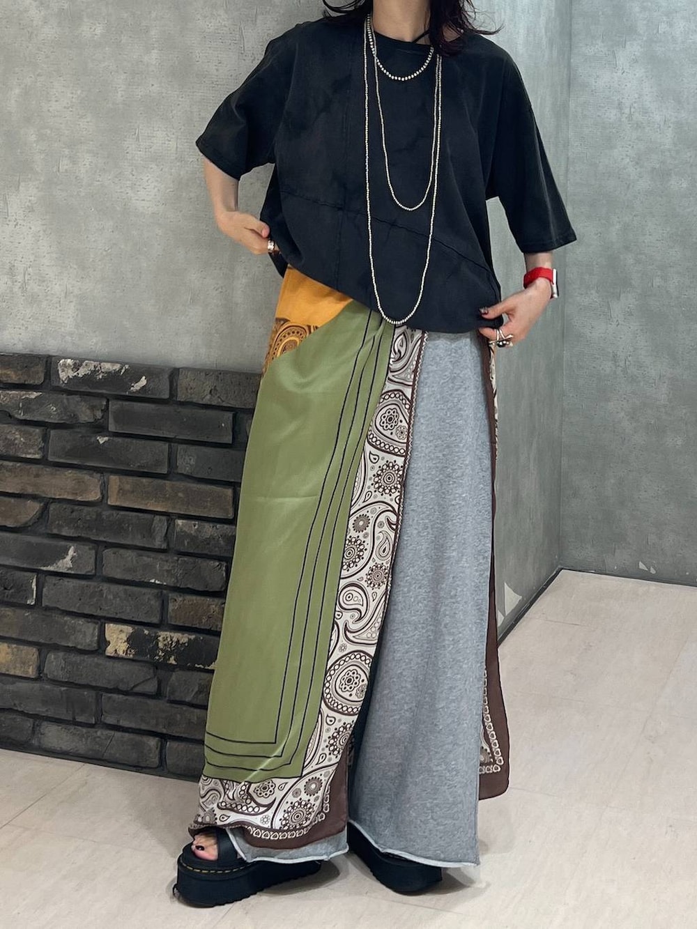 ブラック系のTシャツ/カットソー、グレー系のスウェットパンツ、ブラック系のキャップを着用したレディースの夏コーディネートの6枚目の写真