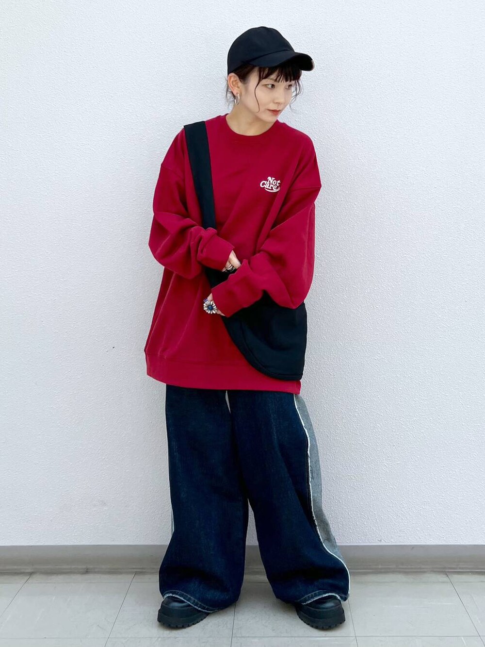 ブラック系のブーツ、ブラック系のショルダーバッグ、レッド系のスウェットを着用したレディースの秋コーディネートの8枚目の写真