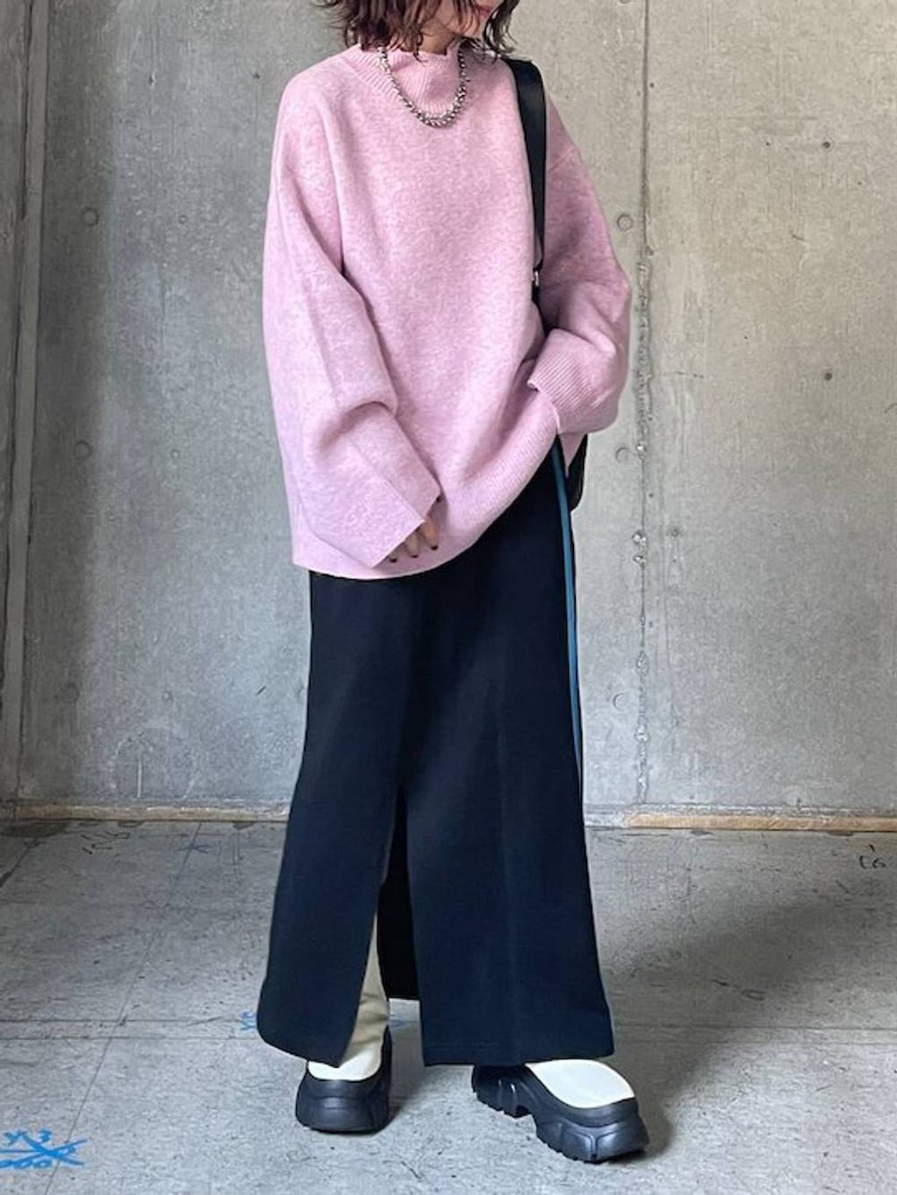 ホワイト系のブーツ、レッド系のニット/セーター、ブラック系のスカートを着用したレディースの秋コーディネートの4枚目の写真