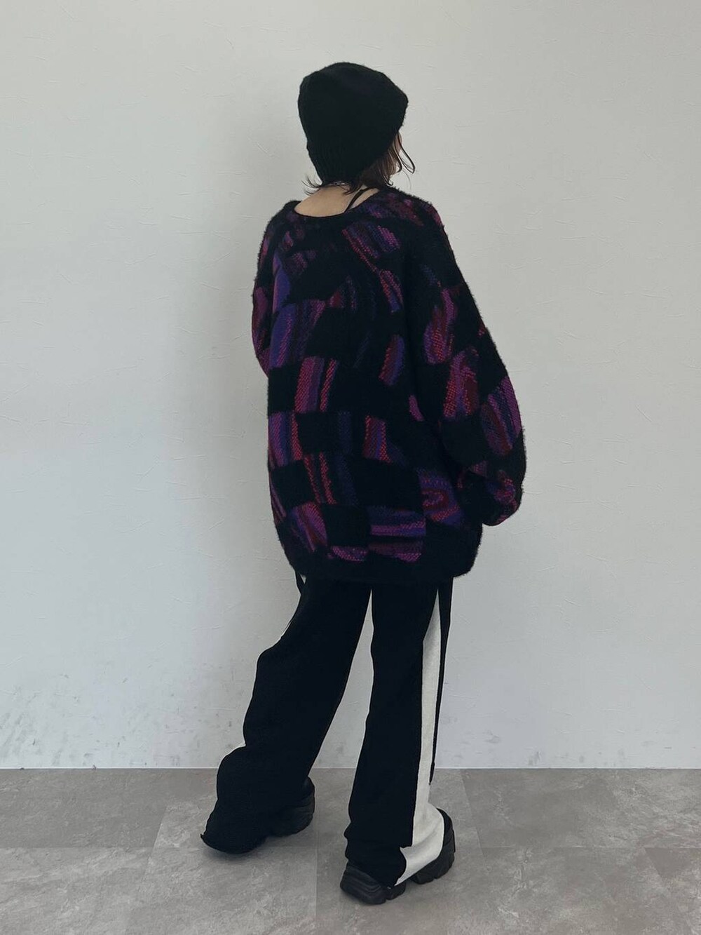 ブラック系のキャミソール、ブラック系のスウェットパンツ、ブラック系のスニーカーを着用したレディースの秋コーディネートの5枚目の写真