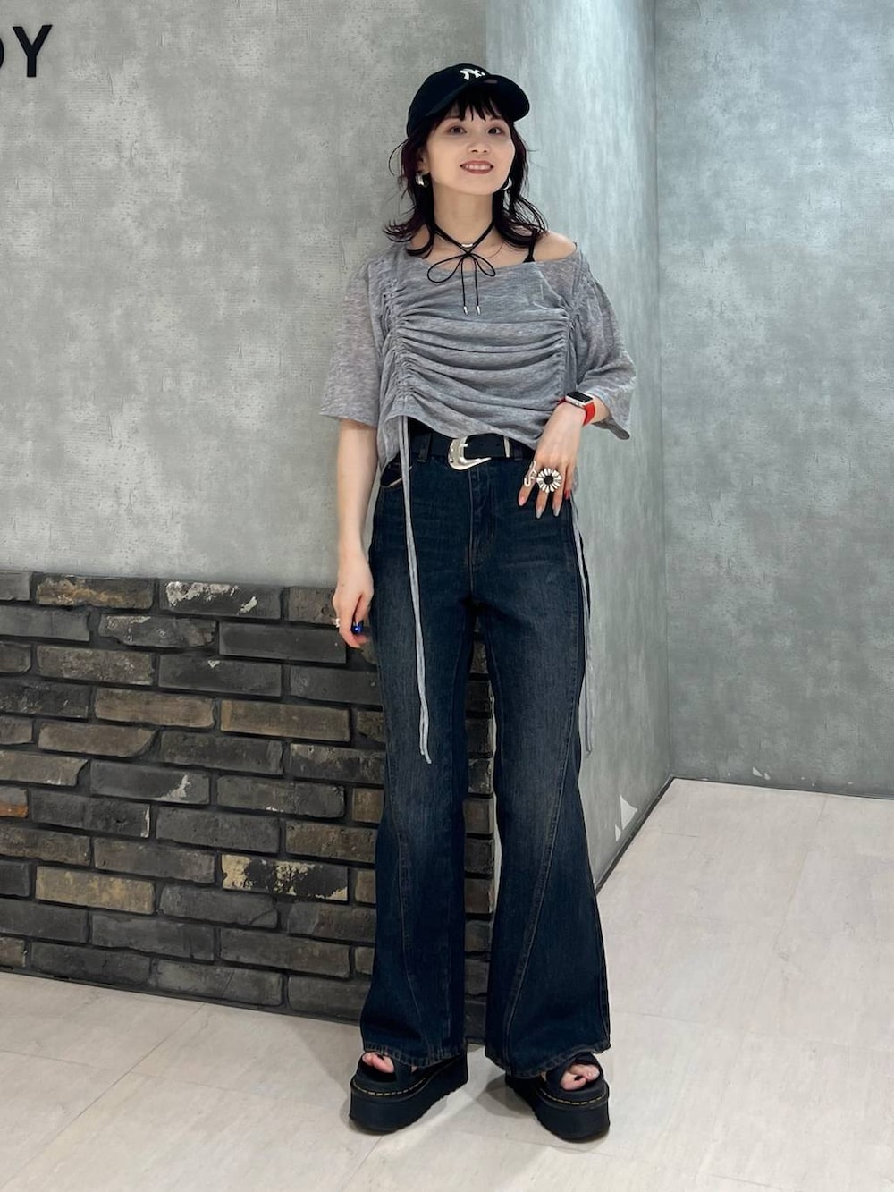 ブルー系のデニムパンツ、グレー系のTシャツ/カットソー、ブラック系のキャップを着用したレディースの夏コーディネートの2枚目の写真