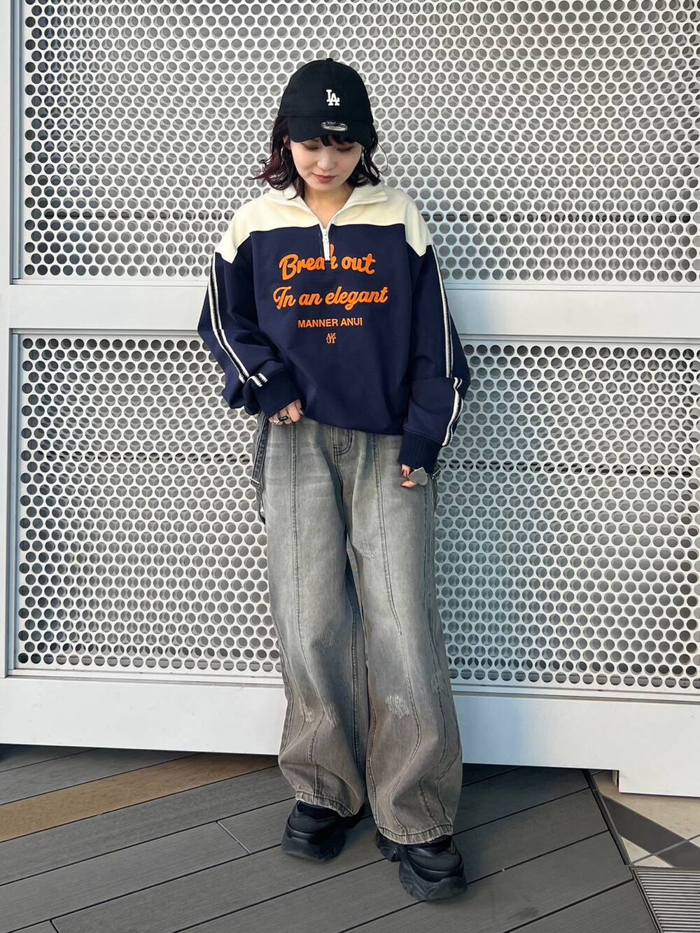 ブラック系のデニムパンツ、ブラック系のスニーカー、ブルー系のスウェットを着用したレディースの冬コーディネートの2枚目の写真