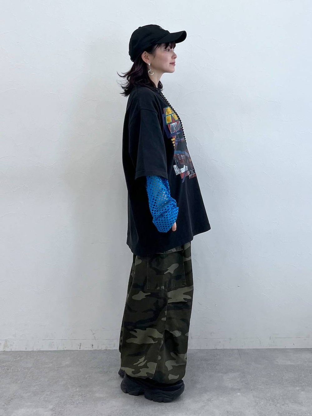 ブラック系のTシャツ/カットソー、ブルー系のTシャツ/カットソー、ブラック系のスニーカーを着用したレディースの春コーディネートの2枚目の写真