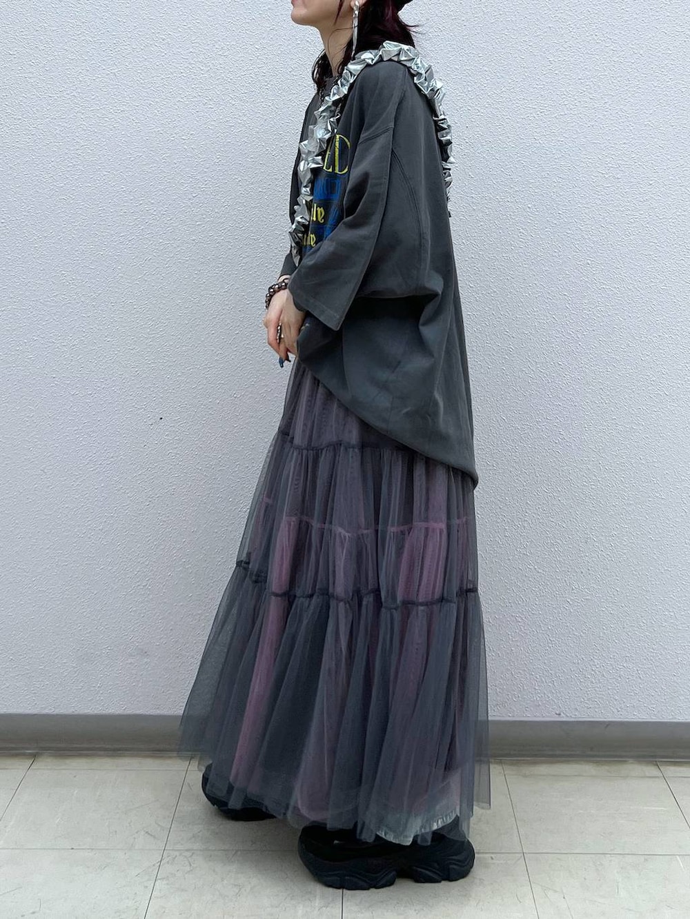 ブラック系のスニーカー、グレー系のスカート、ブルー系のデニムパンツを着用したレディースの夏コーディネートの6枚目の写真