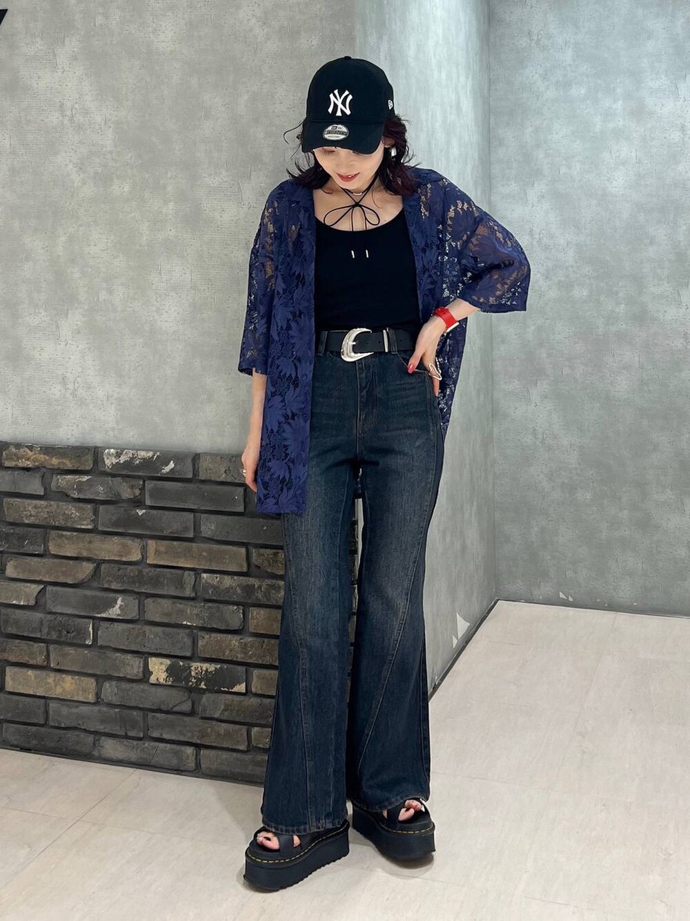 ブラック系のキャミソール、ブルー系のシャツ/ブラウス、ブルー系のデニムパンツを着用したレディースの夏コーディネートの7枚目の写真