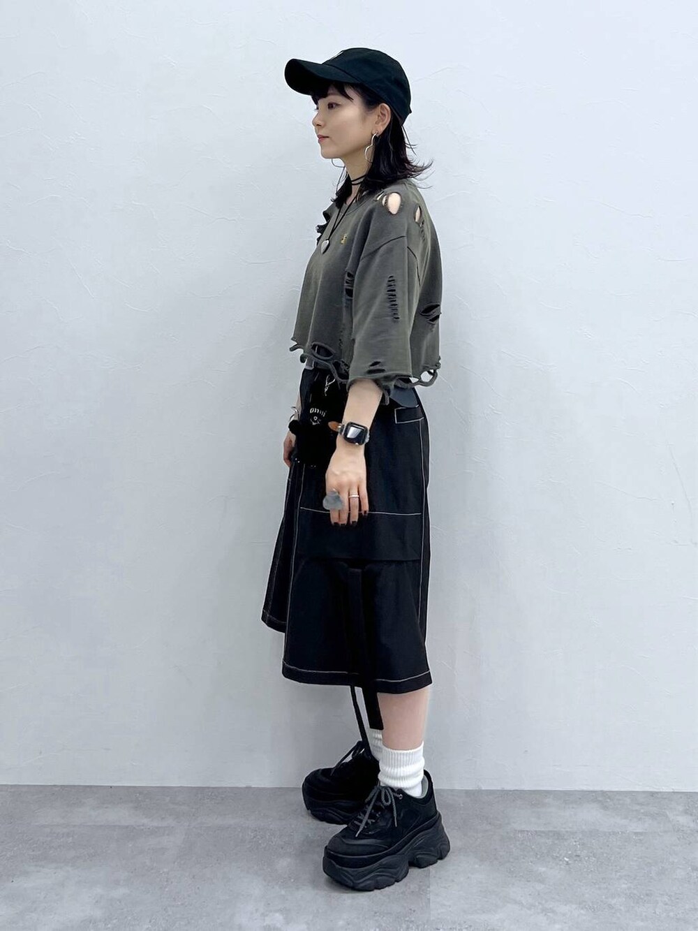ブラック系のスニーカー、ブラック系のカーゴパンツ、グレー系のTシャツ/カットソーを着用したレディースの夏コーディネートの3枚目の写真