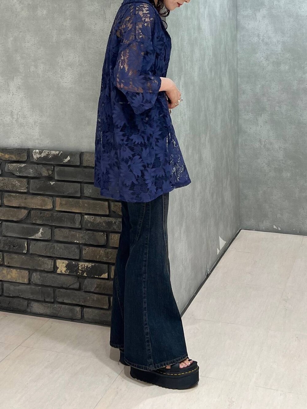 ブラック系のキャミソール、ブルー系のシャツ/ブラウス、ブルー系のデニムパンツを着用したレディースの夏コーディネートの5枚目の写真