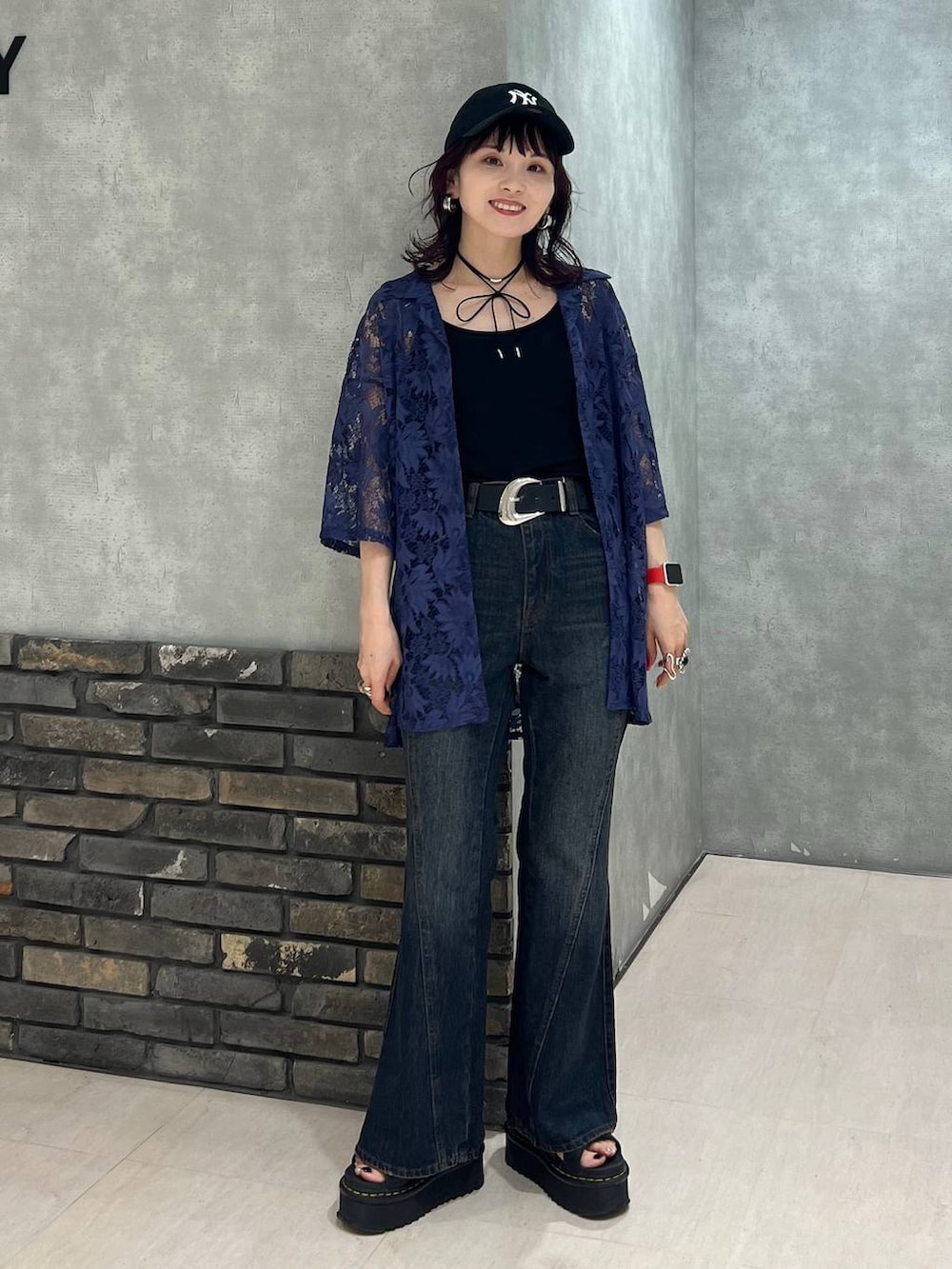 ブラック系のキャミソール、ブルー系のシャツ/ブラウス、ブルー系のデニムパンツを着用したレディースの夏コーディネートの2枚目の写真
