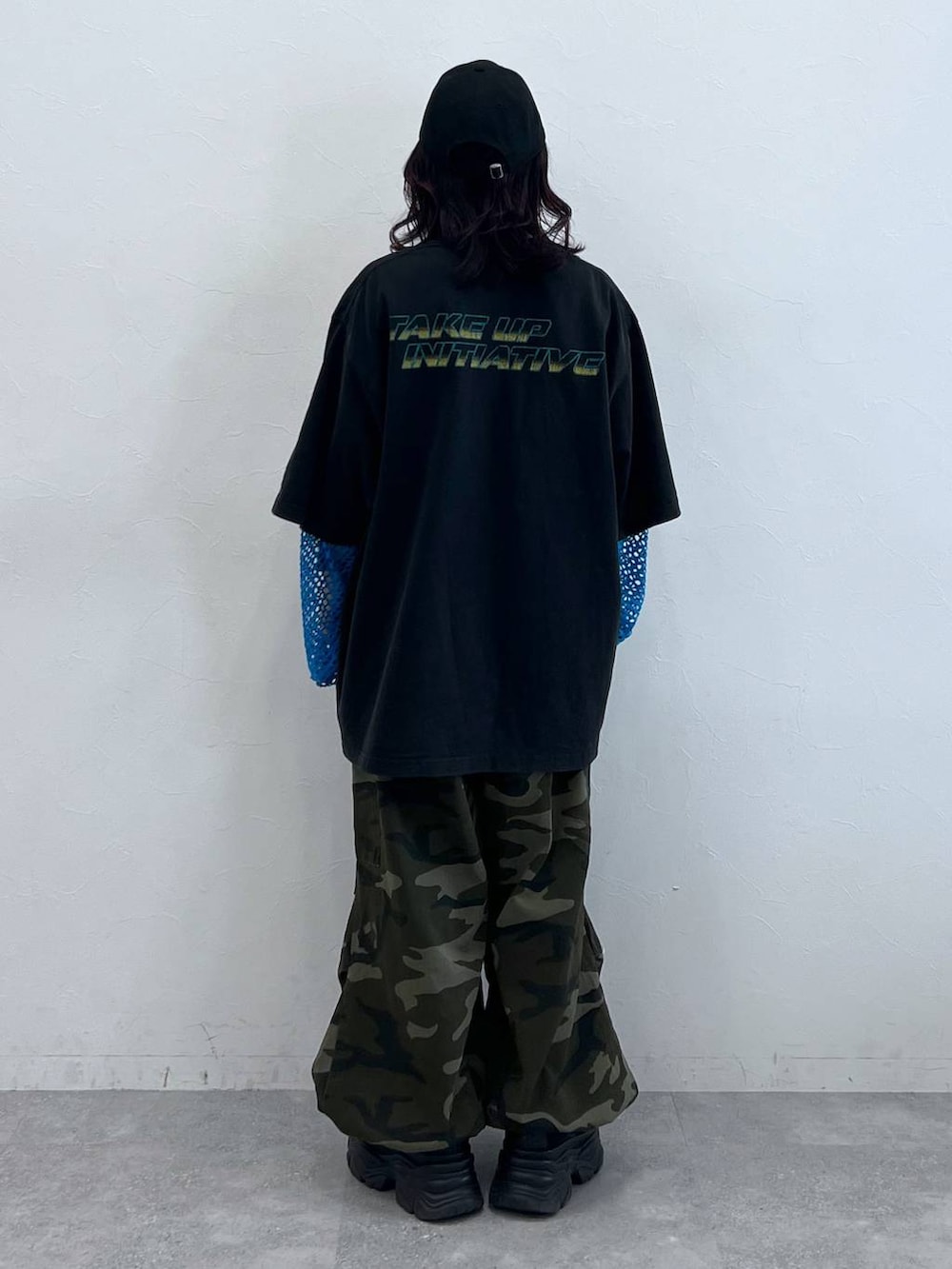 ブラック系のTシャツ/カットソー、ブルー系のTシャツ/カットソー、ブラック系のスニーカーを着用したレディースの春コーディネートの3枚目の写真