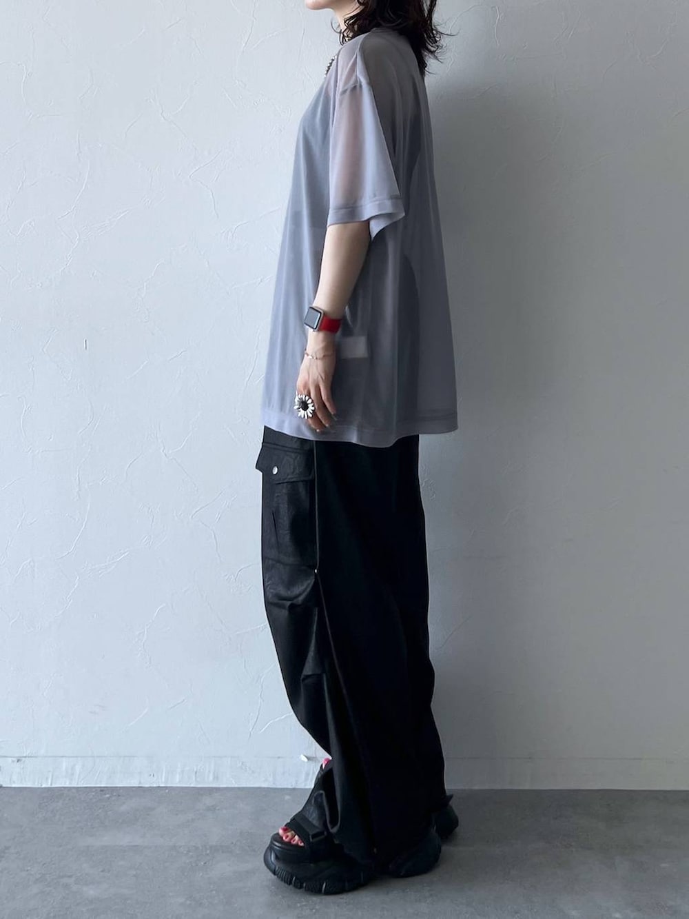 ブラック系のサンダル、ブラック系のキャミソール、ブラック系のカーゴパンツを着用したレディースの夏コーディネートの4枚目の写真