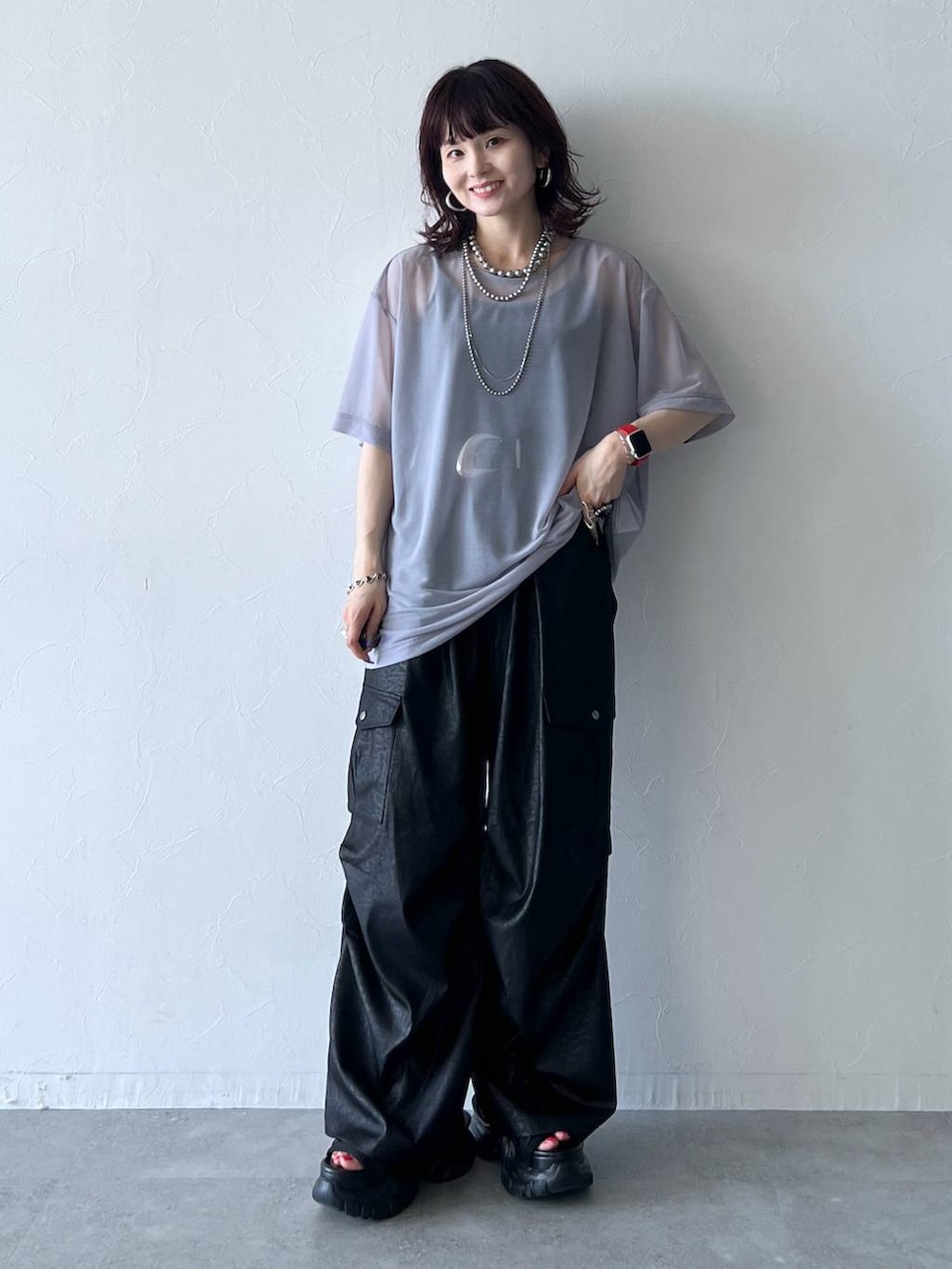 ブラック系のサンダル、ブラック系のキャミソール、ブラック系のカーゴパンツを着用したレディースの夏コーディネートの7枚目の写真