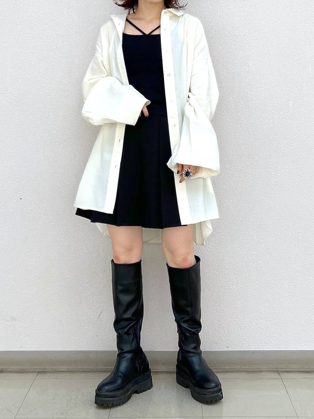 ブラック系のブーツ、ホワイト系のシャツ/ブラウス、ブラック系のスカートを着用したレディースの秋コーディネートの5枚目の写真