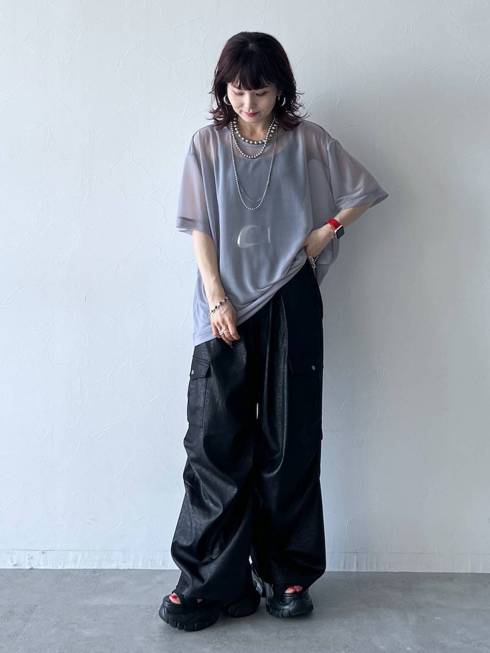 ブラック系のサンダル、ブラック系のキャミソール、ブラック系のカーゴパンツを着用したレディースの夏コーディネートの6枚目の写真