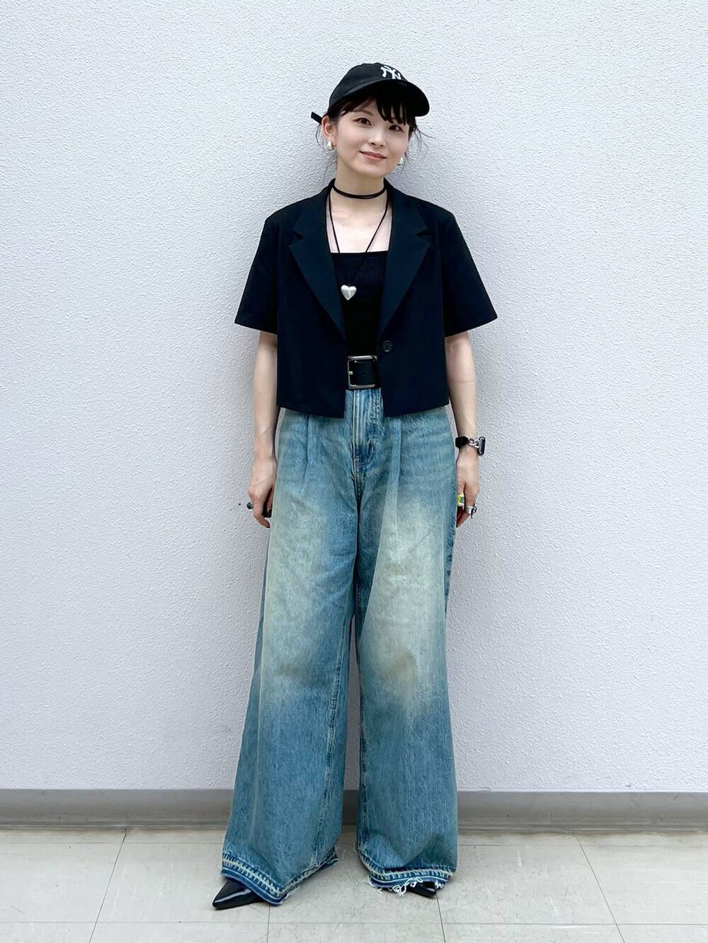 ブルー系のデニムパンツ、ブラック系のパンプス、ブラック系のチョーカーを着用したレディースの夏コーディネートの2枚目の写真