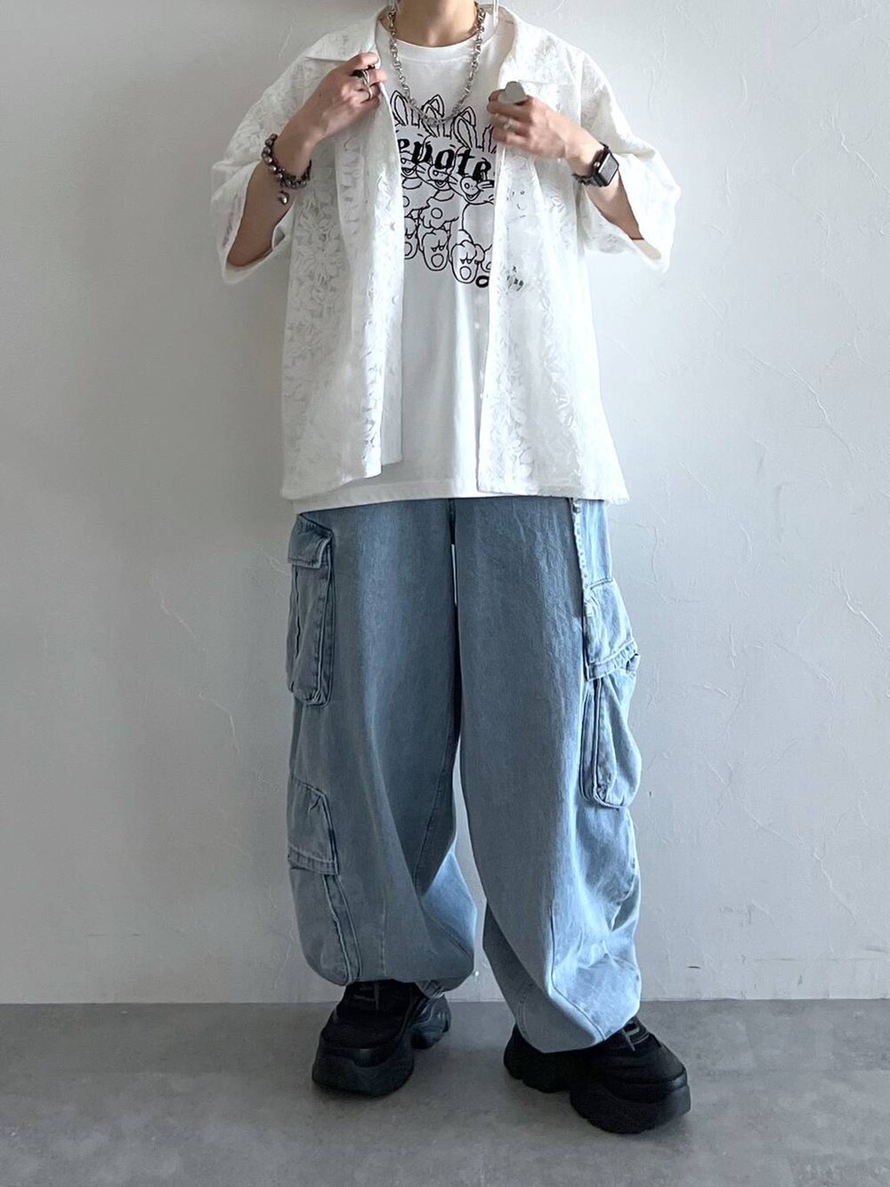 ホワイト系のシャツ/ブラウス、ブラック系のスニーカー、ホワイト系のTシャツ/カットソーを着用したレディースの夏コーディネートの6枚目の写真