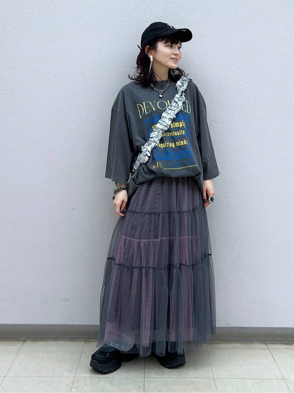 ブラック系のスニーカー、グレー系のスカート、ブルー系のデニムパンツを着用したレディースの夏コーディネートの9枚目の写真