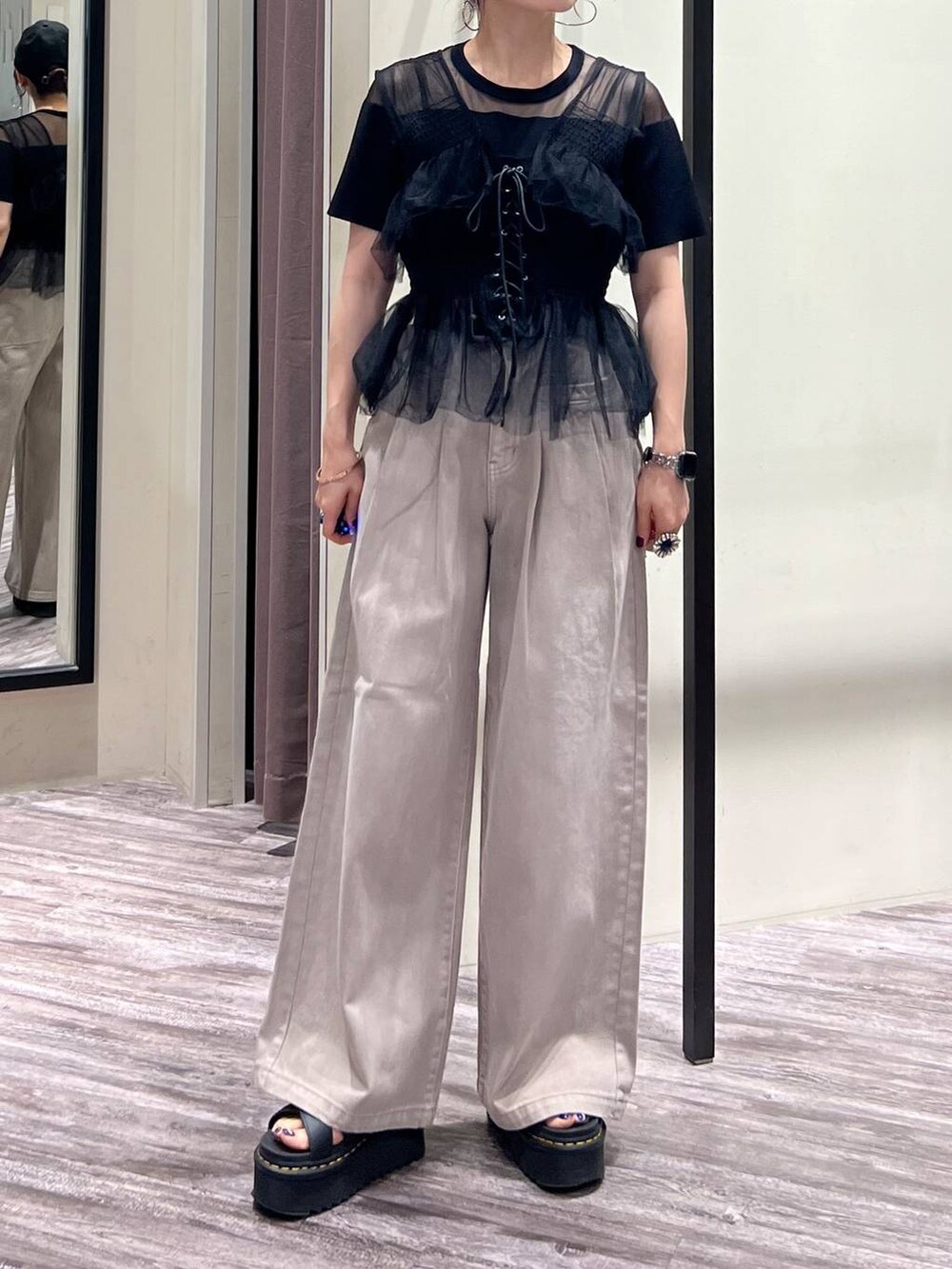 ブラック系のベスト、ブラック系のTシャツ/カットソー、ベージュ系のデニムパンツを着用したレディースの夏コーディネートの6枚目の写真