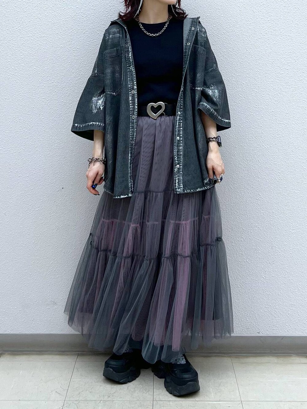 ブラック系のスニーカー、グレー系のスカート、ブラック系のシャツ/ブラウスを着用したレディースの夏コーディネートの6枚目の写真