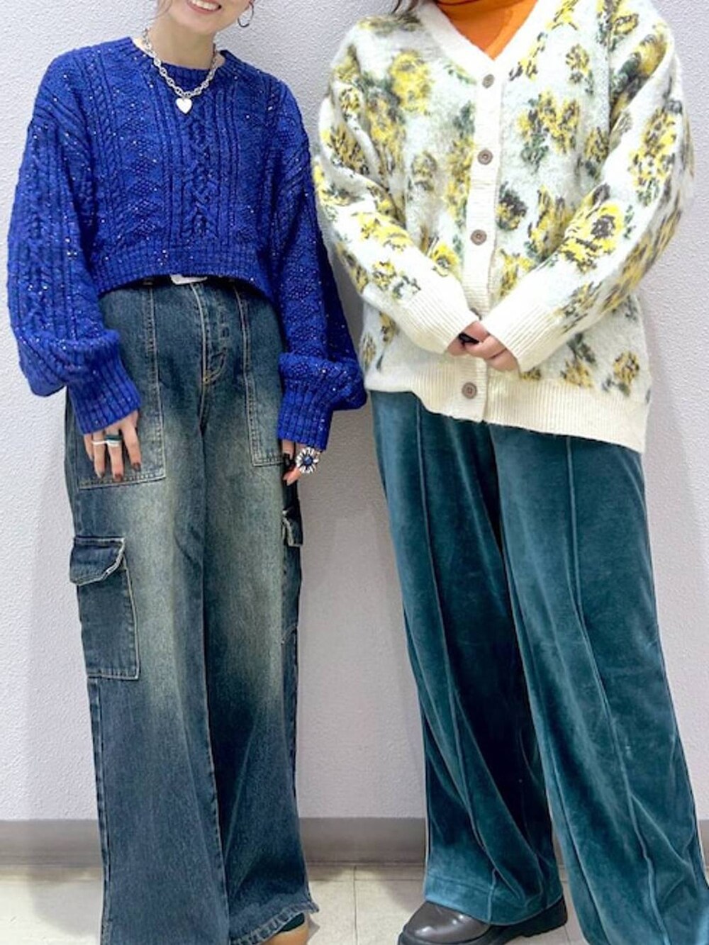 オレンジ系のニット/セーター、ブルー系のその他パンツ、ブルー系のニット/セーターを着用したレディースの冬コーディネートの2枚目の写真