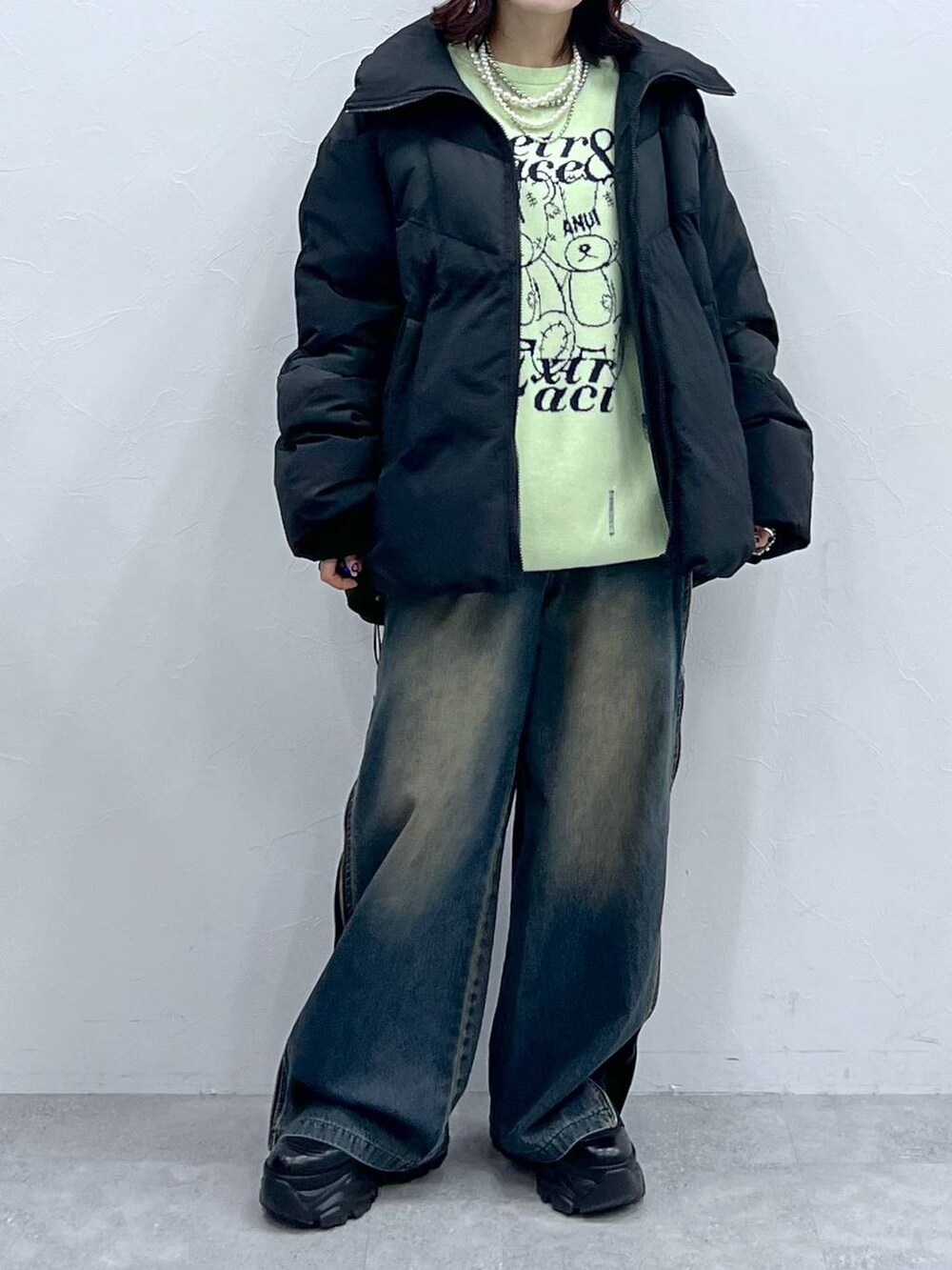 ブラック系のブーツ、ブラック系のブルゾン、グリーン系のニット/セーターを着用したレディースの冬コーディネートの5枚目の写真