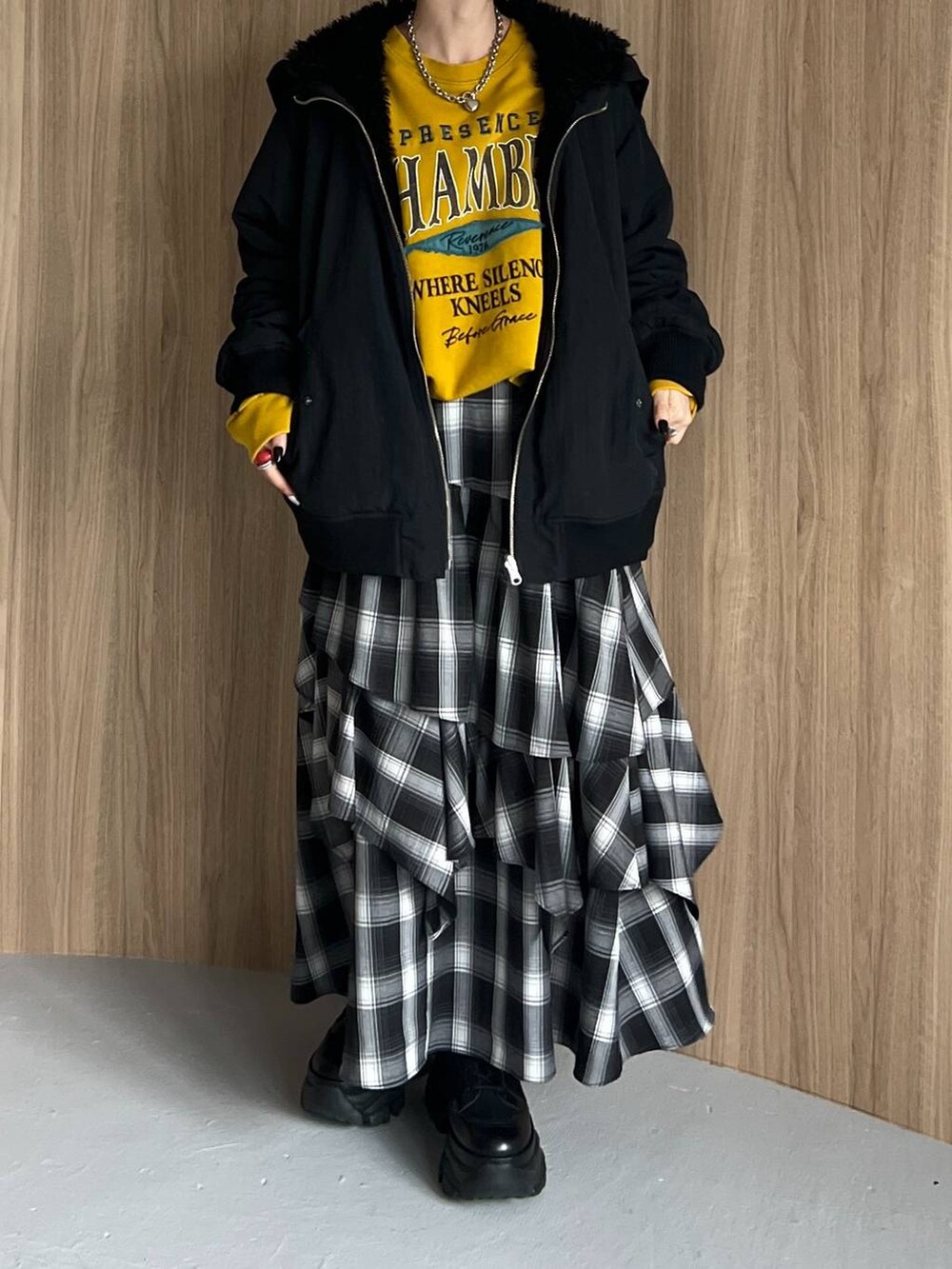 ブラック系のブーツ、イエロー系のスウェット、ブラック系のブルゾンを着用したレディースの秋コーディネートの4枚目の写真