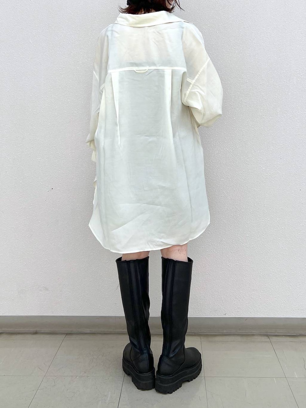 ブラック系のブーツ、ホワイト系のシャツ/ブラウス、ブラック系のスカートを着用したレディースの秋コーディネートの4枚目の写真