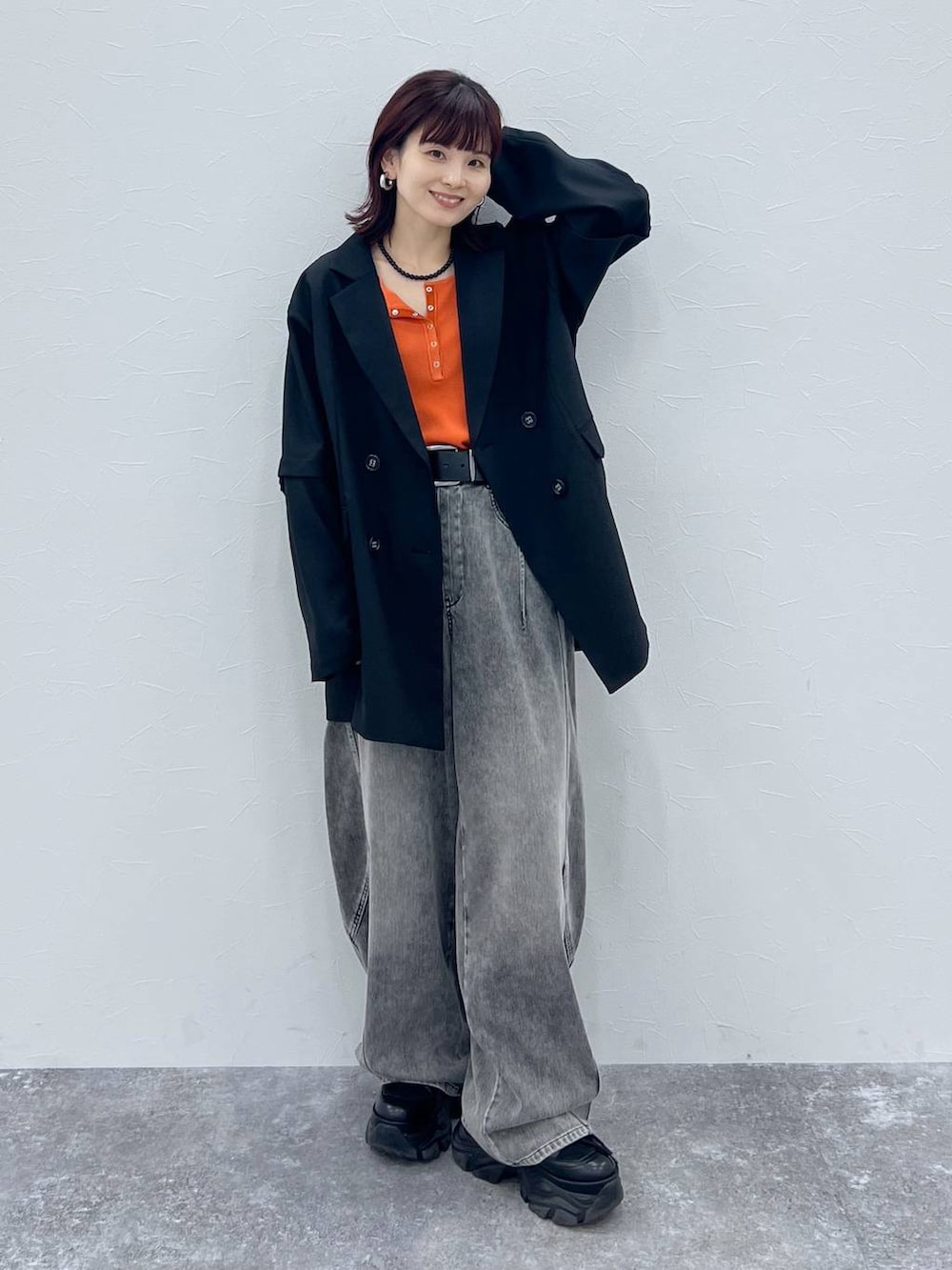 ブラック系のブーツ、ブラック系のテーラードジャケット、ブラック系のデニムパンツを着用したレディースの春コーディネートの7枚目の写真