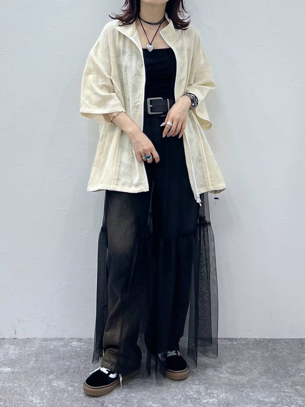 ブラック系のキャミソール、ブラック系のスカート、ブラック系のデニムパンツを着用したレディースの夏コーディネートの5枚目の写真