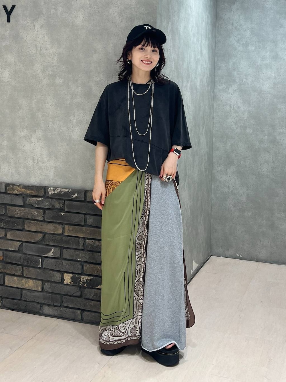 ブラック系のTシャツ/カットソー、グレー系のスウェットパンツ、ブラック系のキャップを着用したレディースの夏コーディネートの8枚目の写真