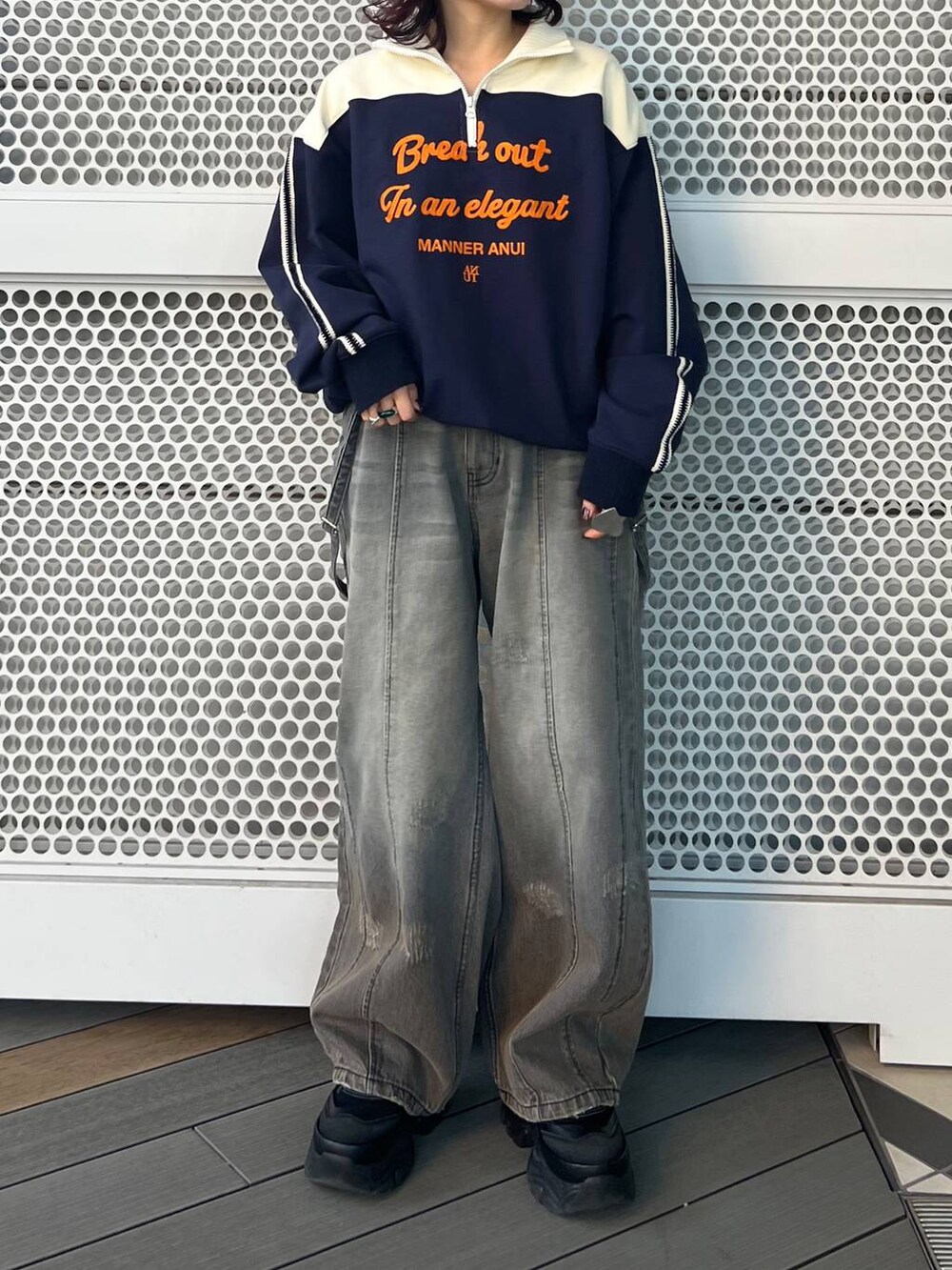 ブラック系のデニムパンツ、ブラック系のスニーカー、ブルー系のスウェットを着用したレディースの冬コーディネートの3枚目の写真