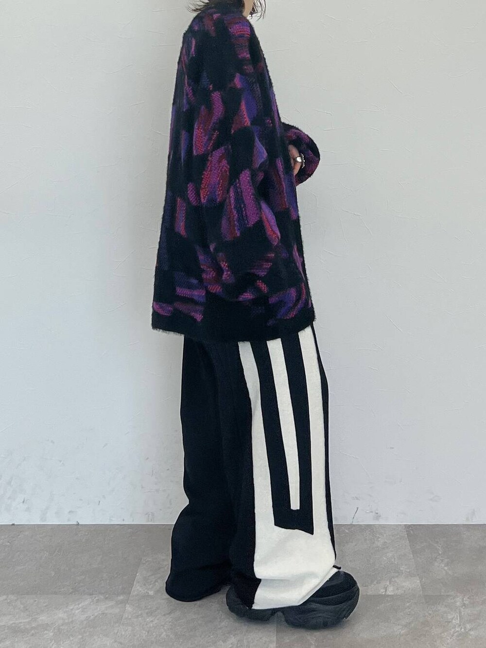 ブラック系のキャミソール、ブラック系のスウェットパンツ、ブラック系のスニーカーを着用したレディースの秋コーディネートの7枚目の写真