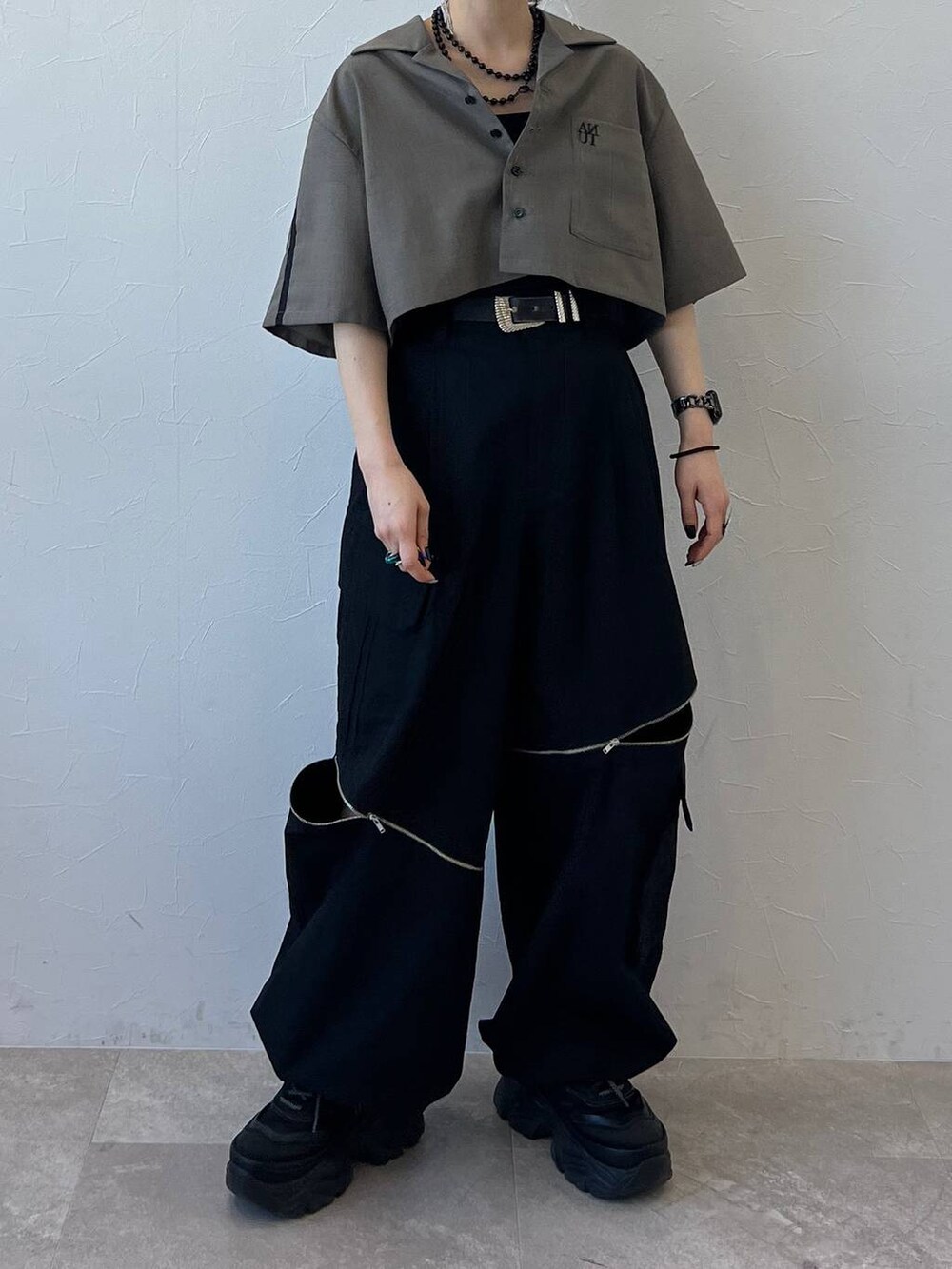 ブラック系のシャツ/ブラウス、ブラック系のカーゴパンツ、ブラック系のスニーカーを着用したレディースの春コーディネートの5枚目の写真