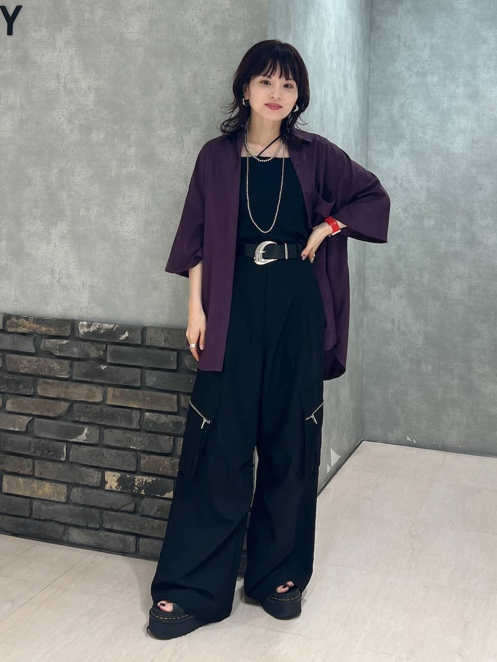 ブラック系のカーゴパンツ、レッド系のシャツ/ブラウス、ブラック系のベルトを着用したレディースの秋コーディネートの8枚目の写真